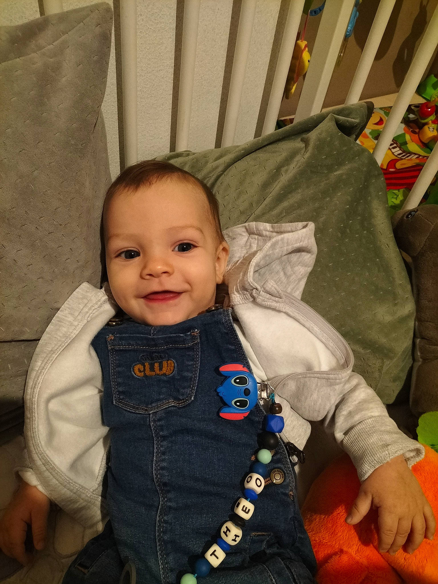 Théo participe au concours pour gagner de l'argent avec cette photo : baby, baby_carriage, baby_products, baby_safety, baby_toddler_clothing, cheek, child, comfort, couch, face, fun, happy, iris, joy, outerwear, person, room, sitting, skin, sleeve