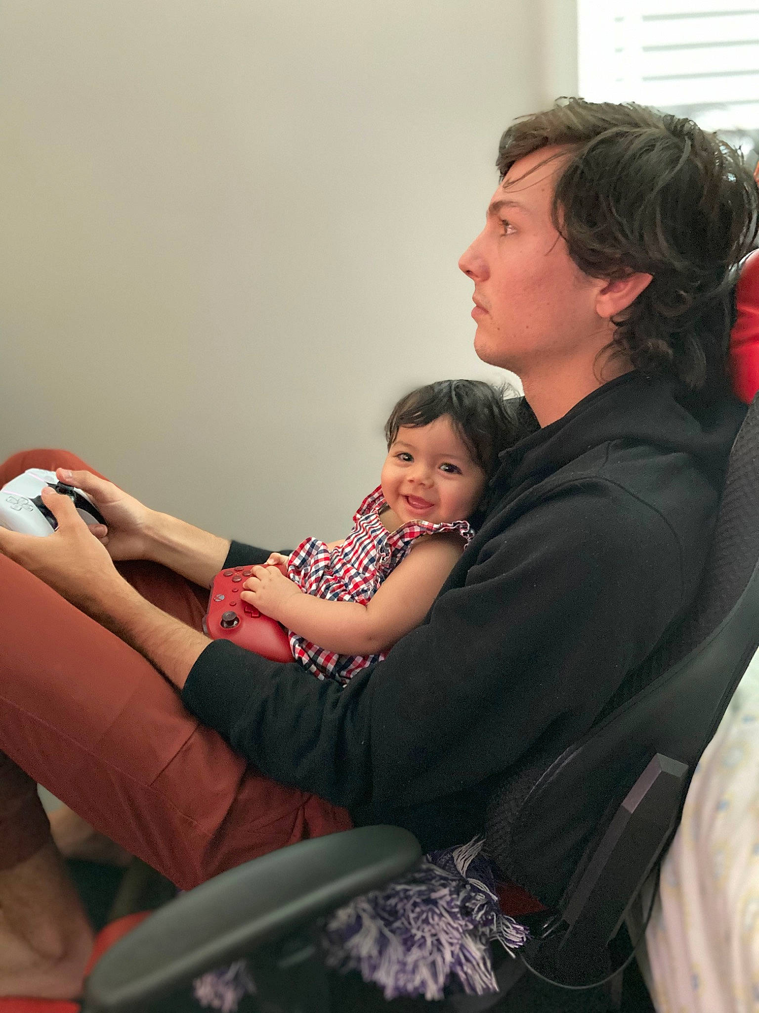 Camilla is registered to the contest to win money with this photo: baby, child, comfort, couch, elbow, event, flash_photography, fun, happy, human_leg, joy, knee, lap, leisure, person, room, shoulder, sitting, smile, sock