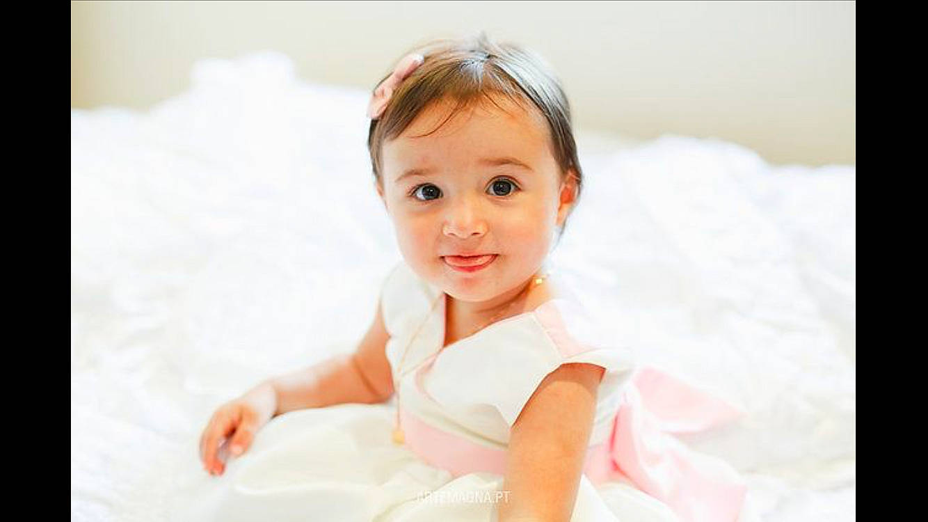 Leana participe au concours pour gagner de l'argent avec cette photo : baby, cheek, child, ear, eye, face, facial_expression, happy, linens, nose, person, photography, pink, product, sitting, skin, smile, textile, toddler, white