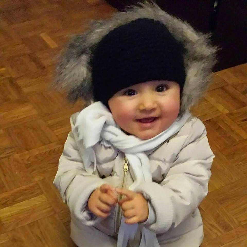 Leana a rejoint le concours — aidez-le/la à gagner de superbes lots ! baby, black_hair, cap, child, fur, fur_clothing, headgear, outerwear, person, smile, toddler