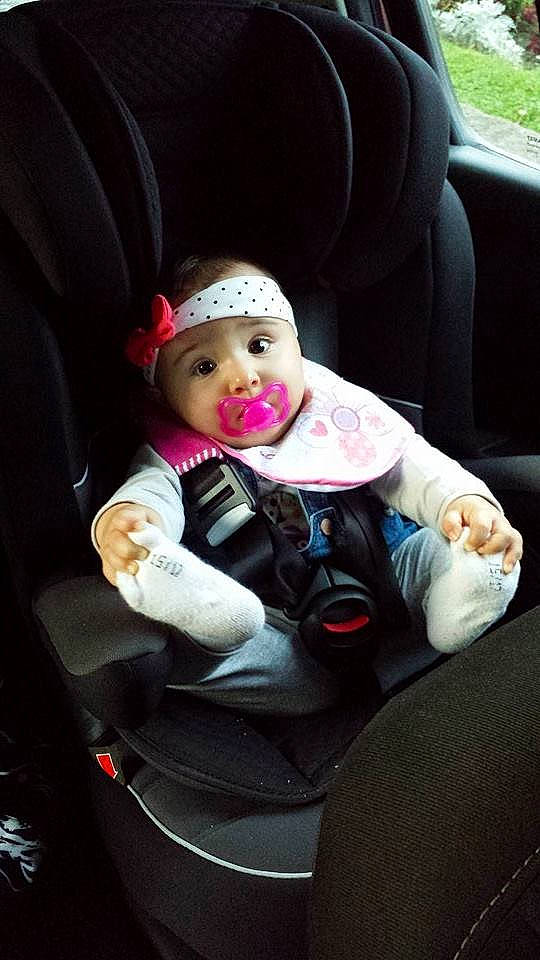 Leana a rejoint le concours — aidez-le/la à gagner de superbes lots ! auto_part, baby, baby_in_car_seat, car, car_seat, car_seat_cover, child, driving, family_car, luxury_vehicle, person, pink, plant, seat_belt, sitting, steering_wheel, toddler, vehicle