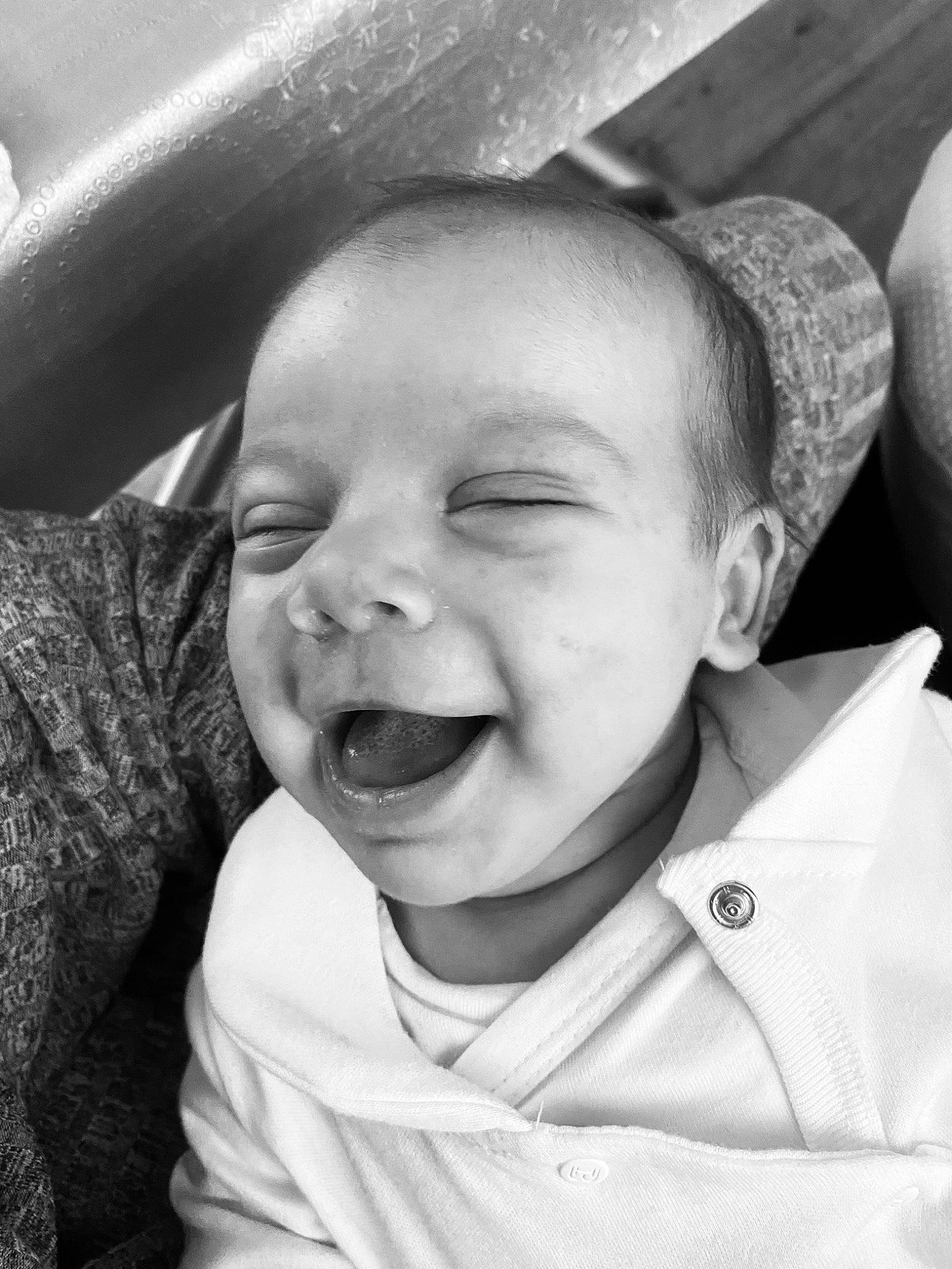 Esmée a rejoint le concours — aidez-le/la à gagner de superbes lots ! arm, cheek, chin, eye, face, facial_expression, forehead, gesture, hairstyle, happy, head, human_body, mouth, nose, organ, person, skin, sleeve, smile, standing