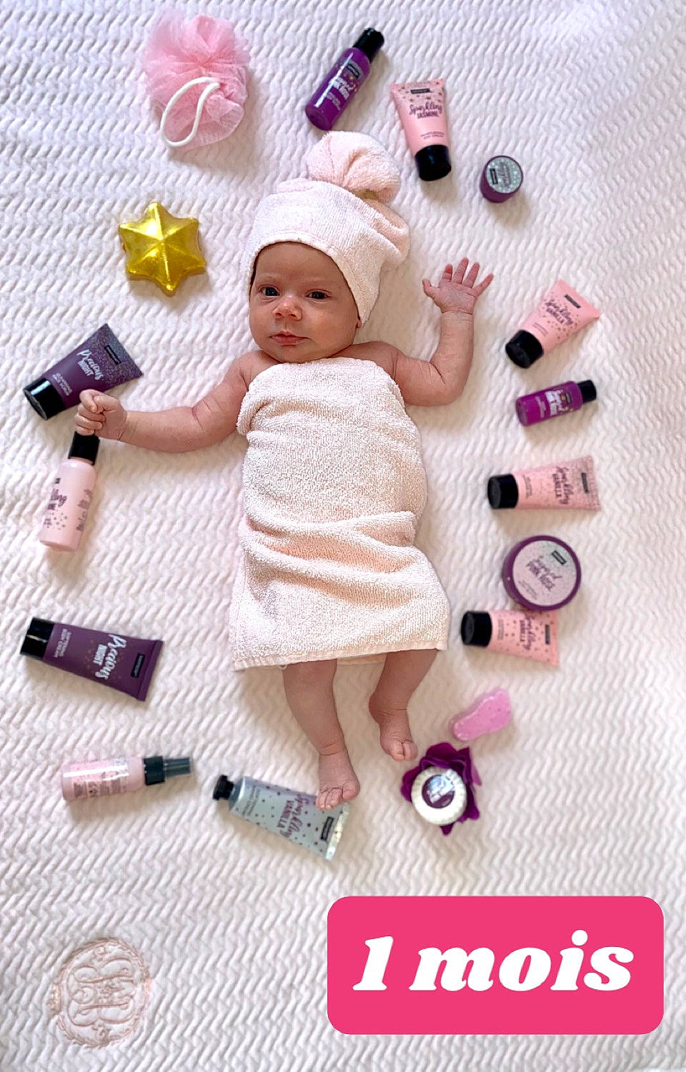 Esmée a rejoint le concours — aidez-le/la à gagner de superbes lots ! baby, baby_products, baby_toddler_clothing, child, dress, finger, flooring, font, happy, headwear, magenta, pattern, person, pink, purple, skin, sleeve, stuffed_toy, textile, toddler