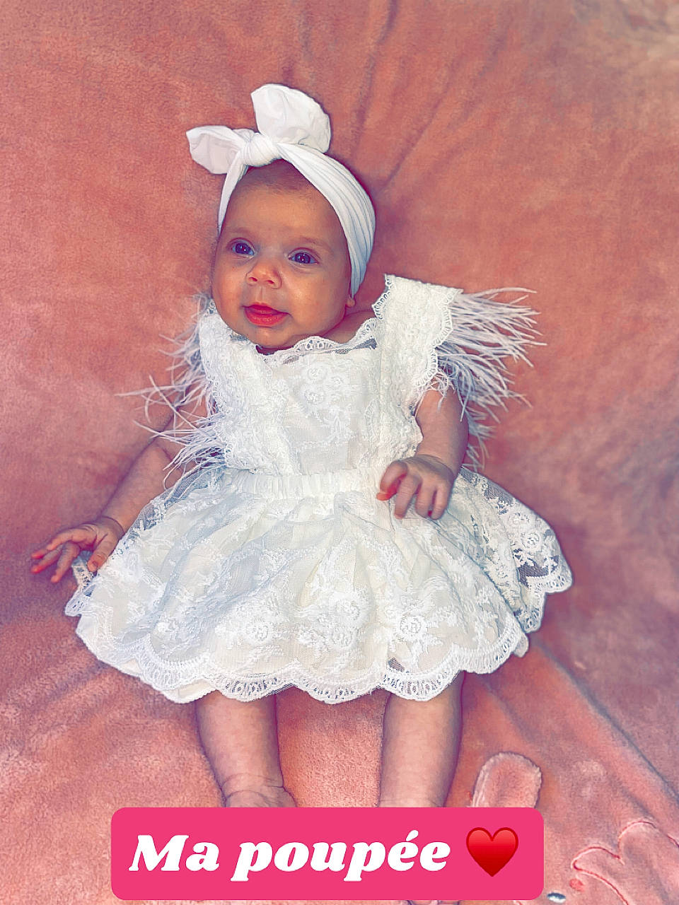 Esmée a rejoint le concours — aidez-le/la à gagner de superbes lots ! art, baby_toddler_clothing, bridal_accessory, child, day_dress, dress, embellishment, fashion_accessory, hair_accessory, happy, headband, headpiece, headwear, magenta, one_piece_garment, pattern, peach, person, pink, skin