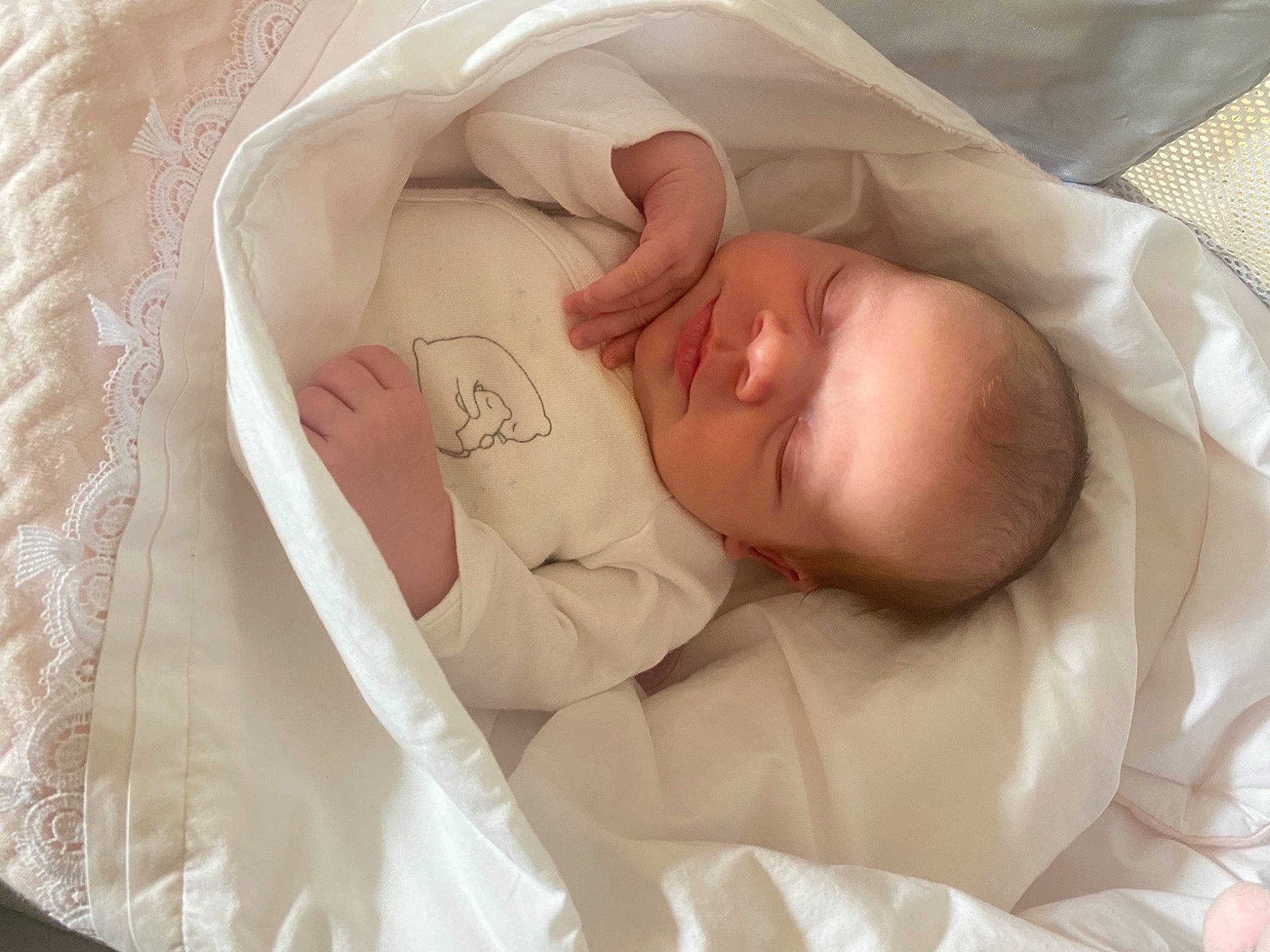 Esmée a rejoint le concours — aidez-le/la à gagner de superbes lots ! baby, baby_products, baby_sleeping, baby_toddler_clothing, bed, bedding, bedtime, child, childbirth, comfort, linens, nap, peach, person, room, skin, sleep, toddler