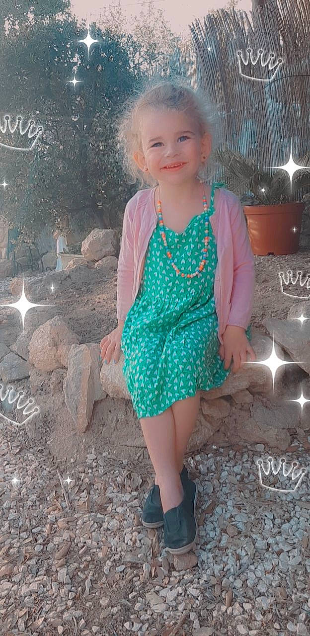 Inaya participe au concours pour gagner de l'argent avec cette photo : baby_toddler_clothing, beauty, blond, brown_hair, child, cool, dress, eye, fashion_design, flash_photography, grass, happy, human_leg, joy, pattern, person, pink, shoe, sleeve, smile