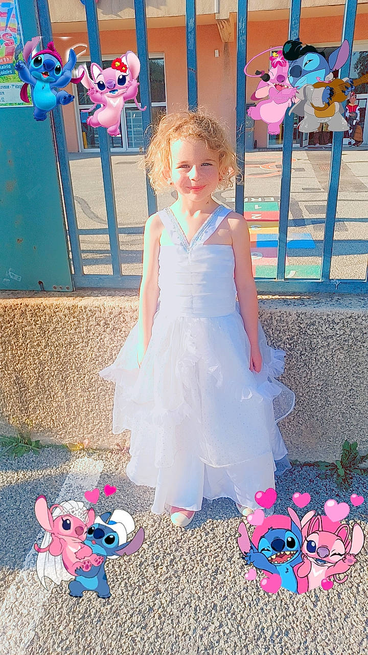 Inaya a rejoint le concours — aidez-le/la à gagner de superbes lots ! blue, child, day_dress, dress, electric_blue, event, fun, happy, joy, leisure, magenta, party_supply, person, photograph, pink, purple, recreation, snapshot, spring, summer