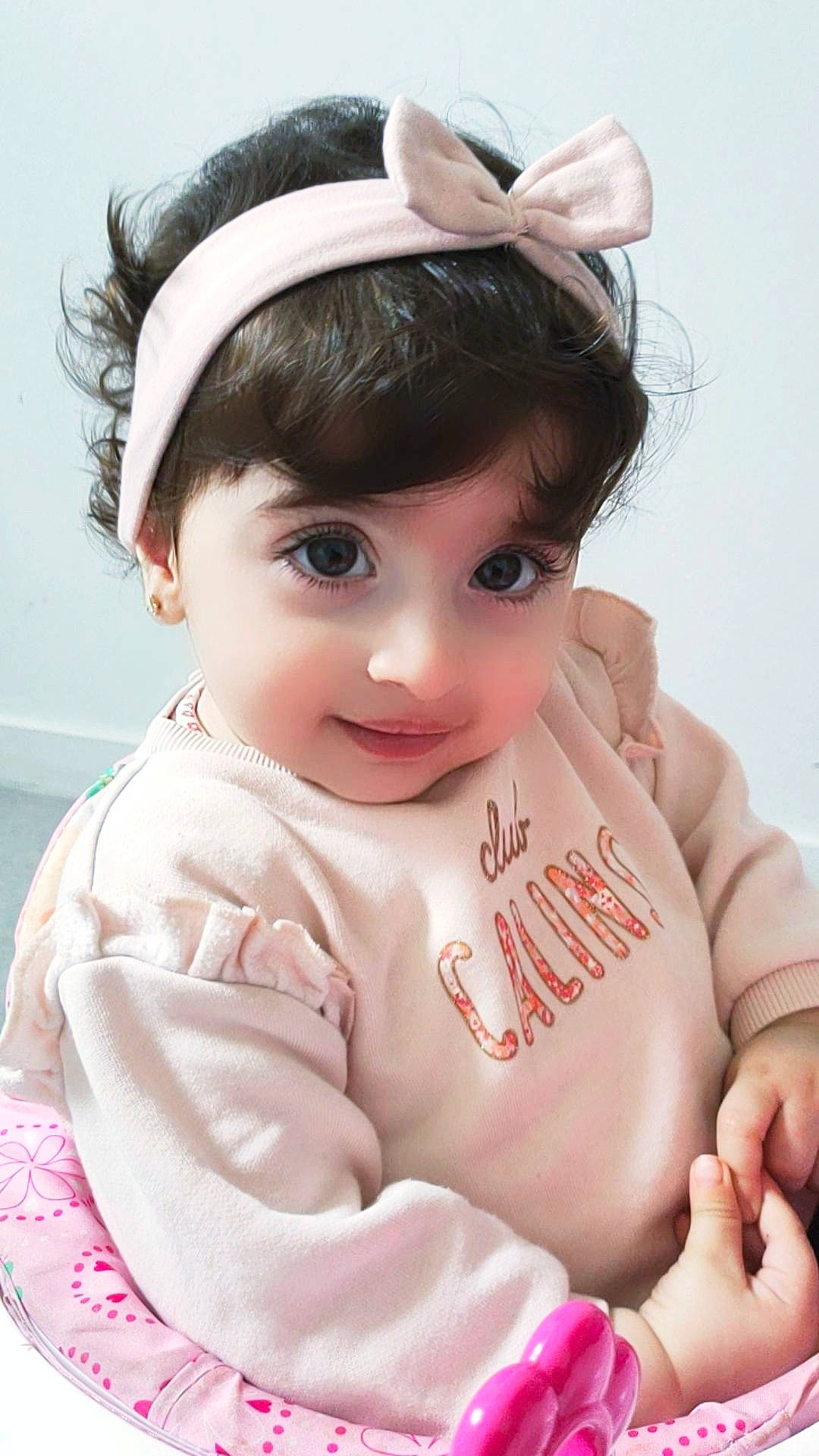 Lisa participe au concours pour gagner de l'argent avec cette photo : baby_toddler_clothing, bangs, cheek, chin, doll, dress, ear, eyebrow, eyelash, gesture, hairstyle, happy, lip, organ, person, pink, skin, sleeve, textile, toy