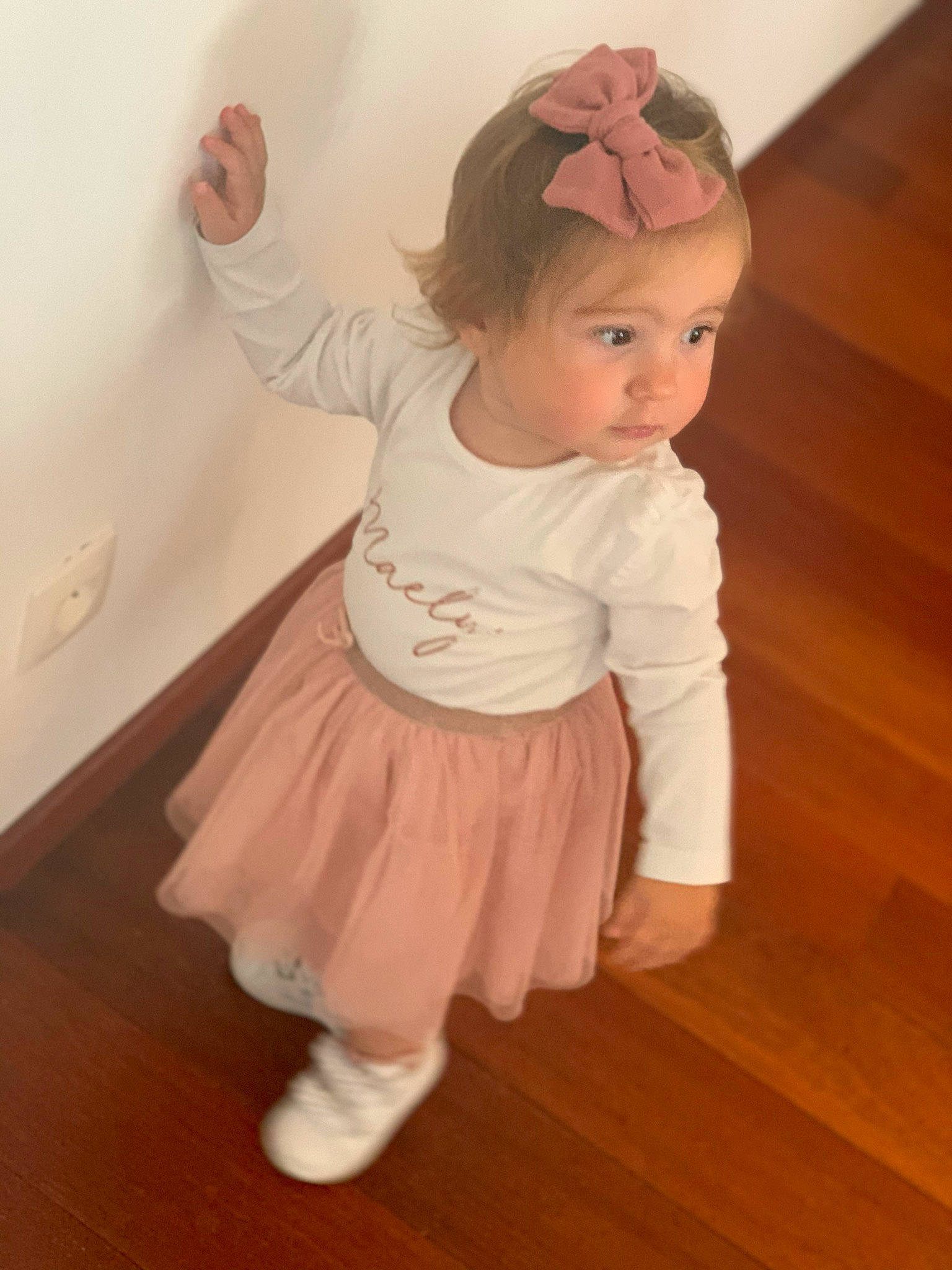 Maely a rejoint le concours — aidez-le/la à gagner de superbes lots ! baby, baby_products, baby_toddler_clothing, ballet_tutu, child, clothing, costume, dance, dress, floor, flooring, footwear, person, pink, product, shoe, shoulder, sleeve, sportswear, standing