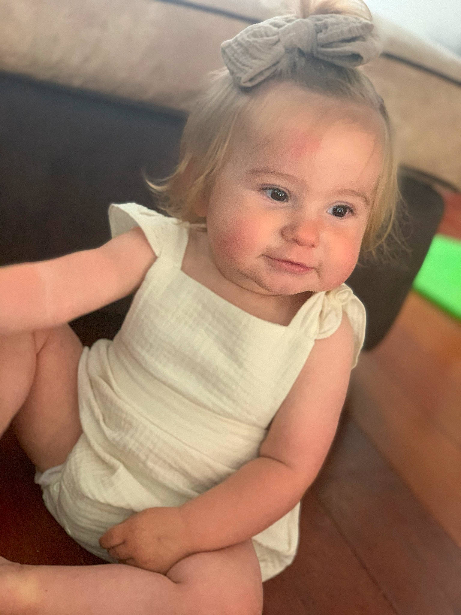 Maely participe au concours pour gagner de l'argent avec cette photo : arm, baby, blond, cheek, child, ear, eye, face, finger, hair, head, iris, leg, long_hair, neck, nose, person, sitting, skin, smile