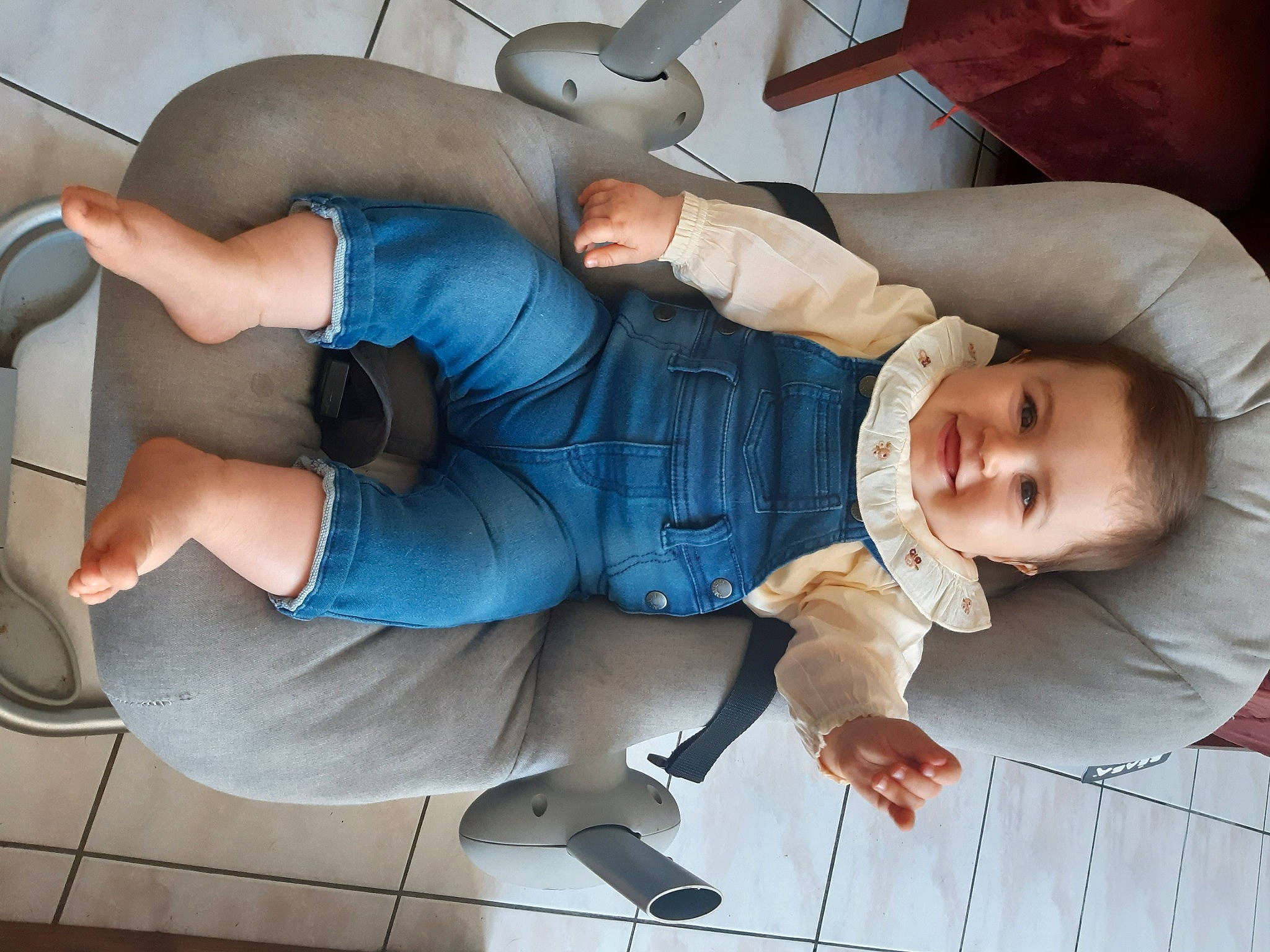 Luna participe au concours pour gagner de l'argent avec cette photo : baby, baby_products, baby_toddler_clothing, child, comfort, elbow, electric_blue, finger, fun, human_body, human_leg, joint, joy, knee, leg, person, product, service, sitting, sleeve