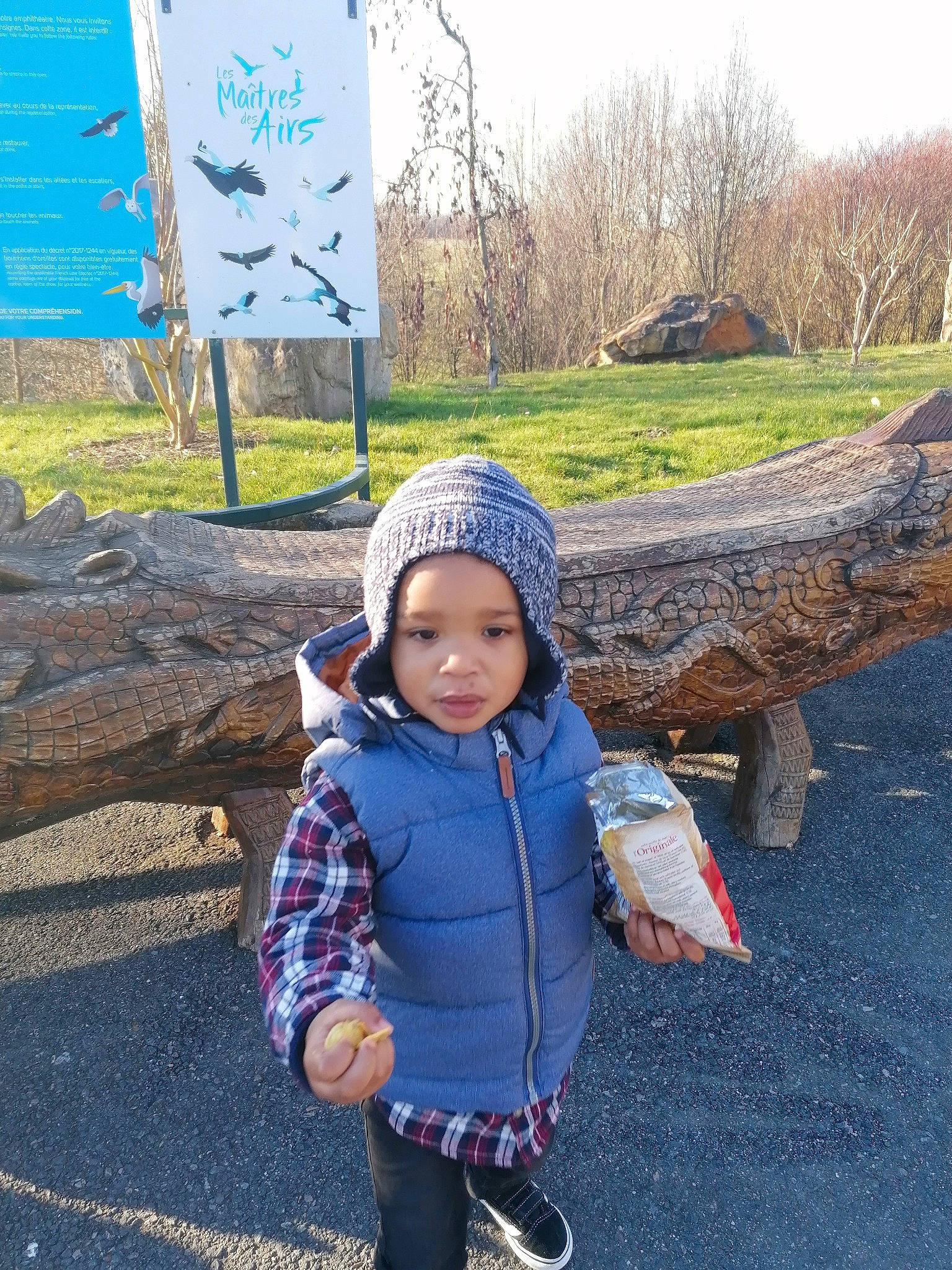 Adrián a rejoint le concours — aidez-le/la à gagner de superbes lots ! baby, baby_toddler_clothing, blue, cap, child, electric_blue, fun, grass, headwear, landscape, leisure, person, photograph, plant, public_space, recreation, soil, spring, toddler, tree