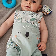 Swan participe au concours pour gagner de l'argent avec cette photo : adorable, baby, blanket, child, clothing, comfort, cute, expression, face, foot, hand, indoors, infant, lying_down, playful, skin, smiling, soft, toy, young