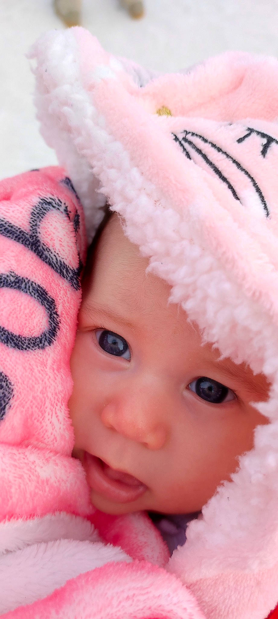 Isobel a rejoint le concours — aidez-le/la à gagner de superbes lots ! cap, cheek, chin, eye, eyebrow, eyelash, face, fur_clothing, gesture, happy, head, headgear, headwear, lip, mouth, nose, organ, person, photograph, pink