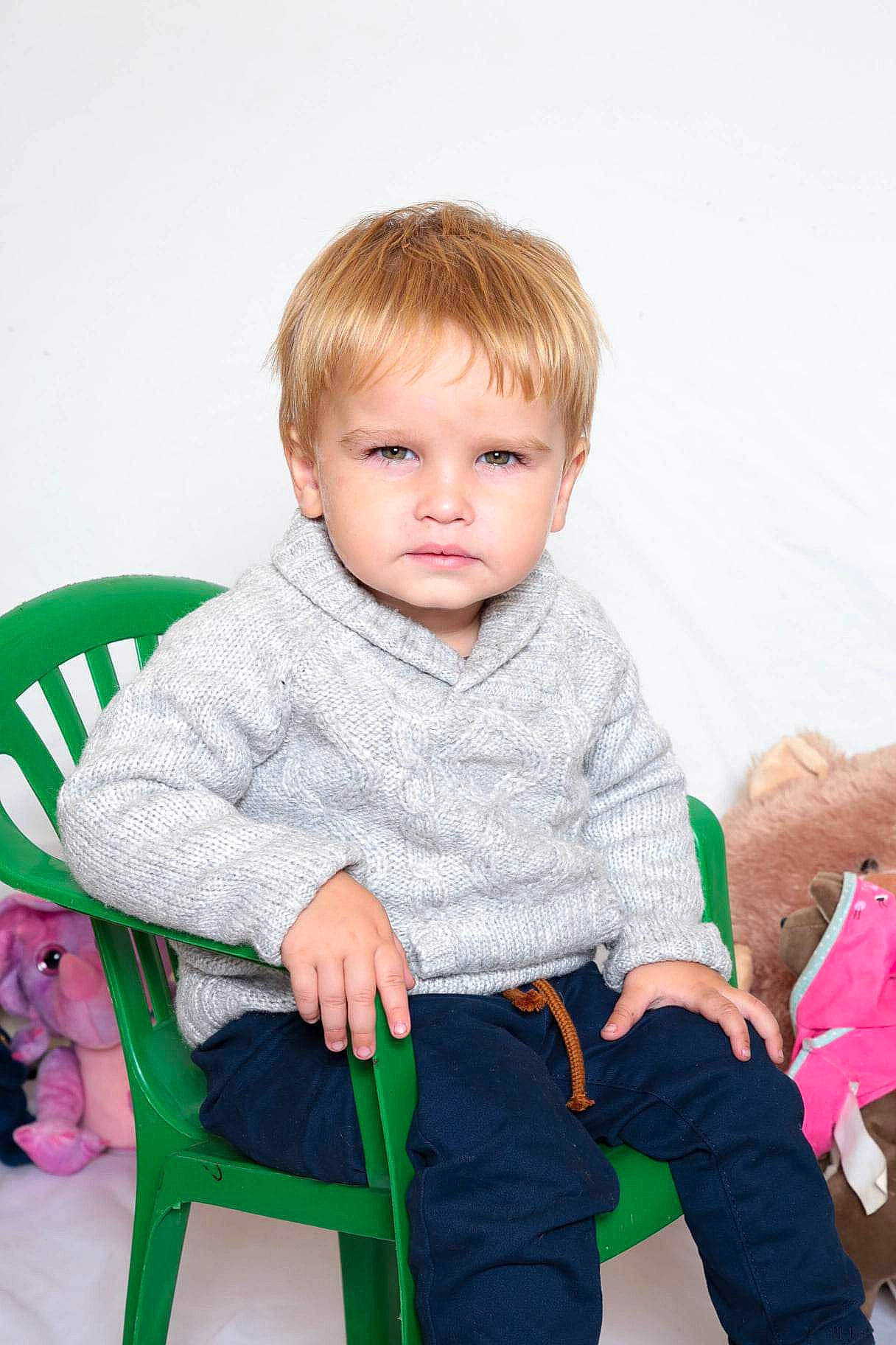 Alessio a rejoint le concours — aidez-le/la à gagner de superbes lots ! baby, baby_products, baby_toddler_clothing, chair, cheek, child, comfort, grass, happy, lap, pattern, person, play, sitting, skin, sleeve, sock, standing, t_shirt, toddler