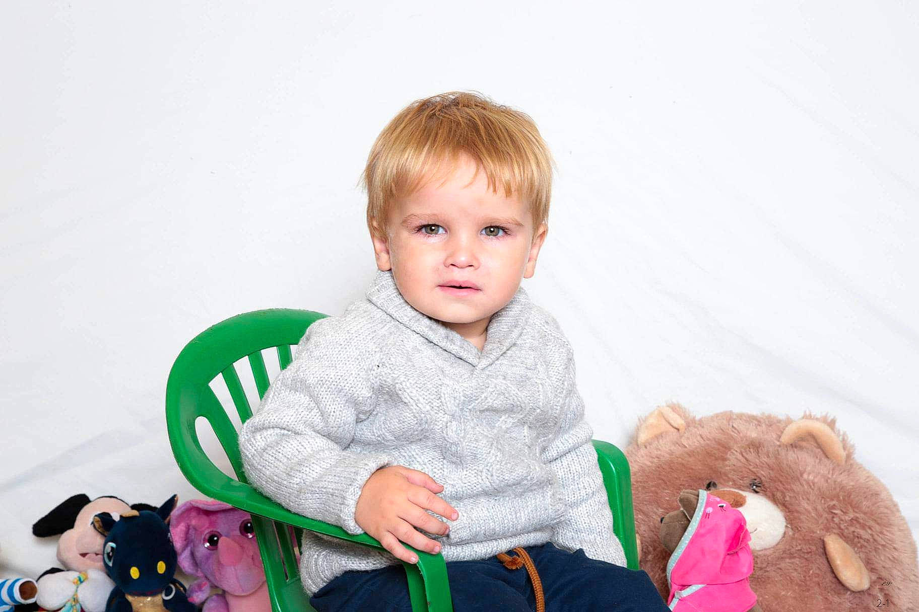 Alessio a rejoint le concours — aidez-le/la à gagner de superbes lots ! baby, baby_toddler_clothing, chair, cheek, child, event, facial_expression, fun, fur, grass, happy, leisure, pattern, person, play, sitting, skin, sleeve, teddy_bear, toddler