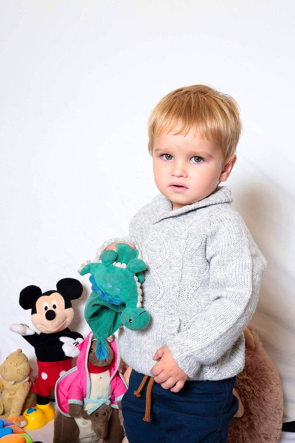 Alessio a rejoint le concours — aidez-le/la à gagner de superbes lots ! baby, baby_playing_with_toys, baby_products, baby_toddler_clothing, baby_toys, child, doll, event, fun, fur, happy, pattern, person, play, plush, sitting, sleeve, stuffed_toy, teddy_bear, toddler