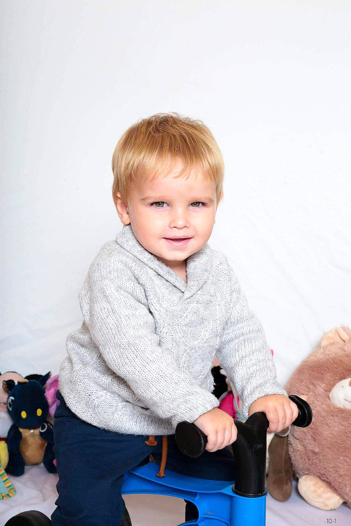 Alessio participe au concours pour gagner de l'argent avec cette photo : baby, baby_products, baby_toddler_clothing, cheek, child, electric_blue, fun, happy, iris, joy, pattern, person, play, riding_toy, sitting, skin, sleeve, smile, standing, t_shirt