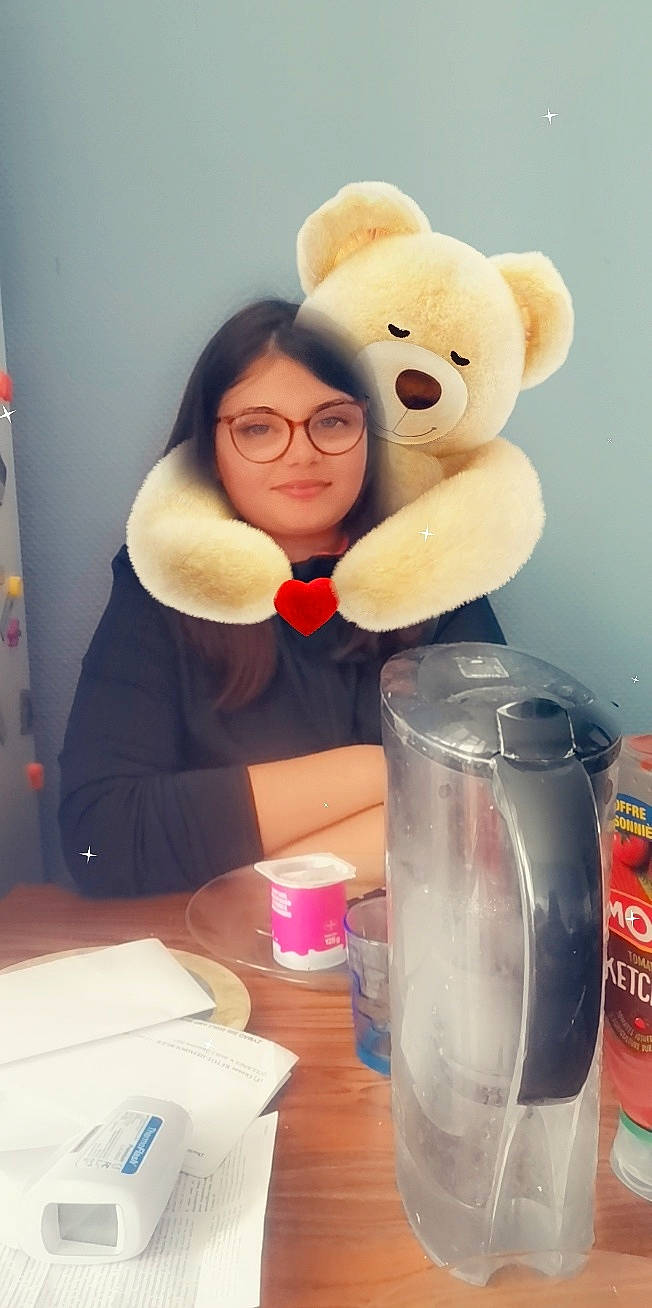 Océane a rejoint le concours — aidez-le/la à gagner de superbes lots ! drink, drinkware, eyewear, fluid, fun, fur, gesture, happy, joy, liquid, organ, person, plastic, plastic_bottle, plush, skin, stuffed_toy, tableware, teddy_bear, toy