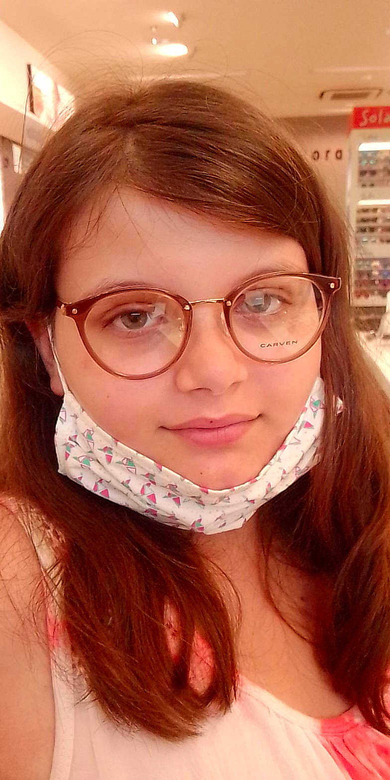 Océane participe au concours pour gagner de l'argent avec cette photo : black_hair, cheek, chin, ear, eye_glass_accessory, eyebrow, eyelash, eyewear, facial_expression, forehead, glasses, iris, jaw, lip, mouth, neck, nose, organ, person, skin