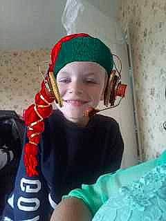 Sulyvan a rejoint le concours — aidez-le/la à gagner de superbes lots ! baby, baby_toddler_clothing, beanie, cap, child, costume_hat, event, eye, fashion_accessory, fictional_character, fun, green, happy, headwear, joy, person, personal_protective_equipment, sitting, sleeve, smile