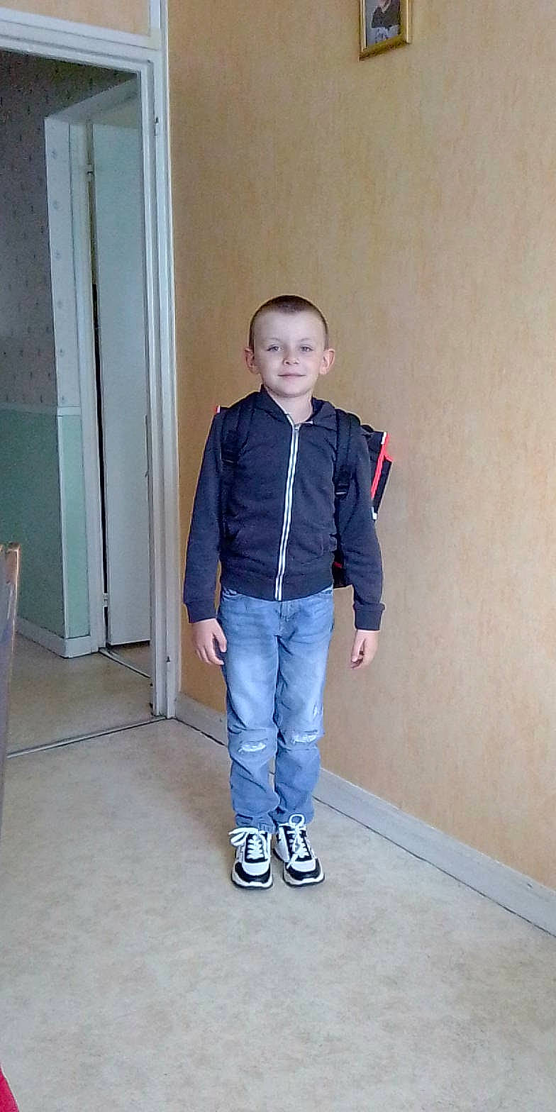 Sulyvan participe au concours pour gagner de l'argent avec cette photo : blazer, clothing, denim, dress_shirt, elbow, electric_blue, fashion_design, flooring, grey, human_body, jeans, joy, knee, neck, person, shoulder, sleeve, smile, sportswear, street_fashion