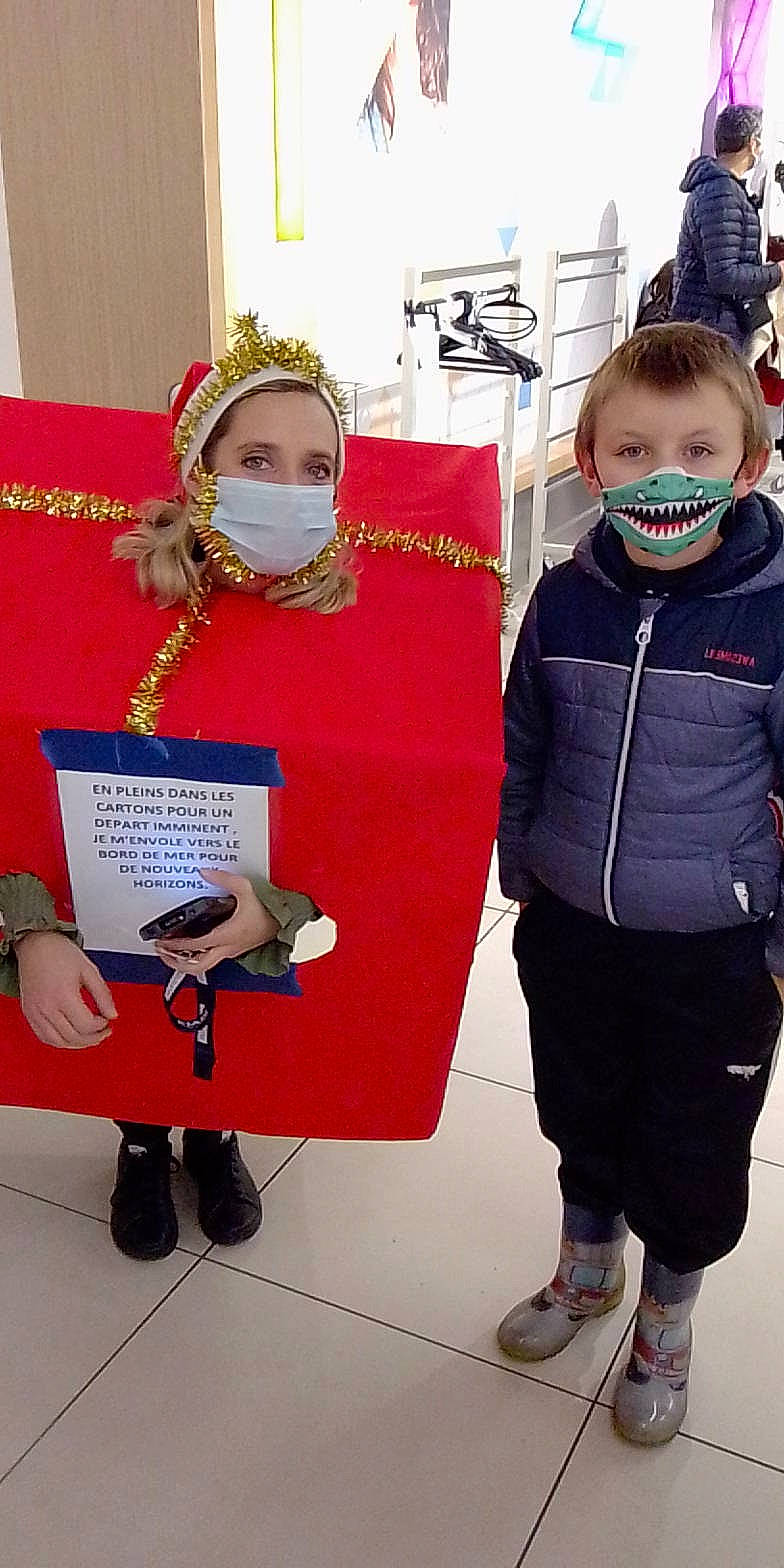 Sulyvan participe au concours pour gagner de l'argent avec cette photo : boot, child, clothing, costume, event, eyewear, fashion, flooring, fun, happy, hoodie, jewellery, person, room, sandal, sleeve, standing, toddler, uniform, white