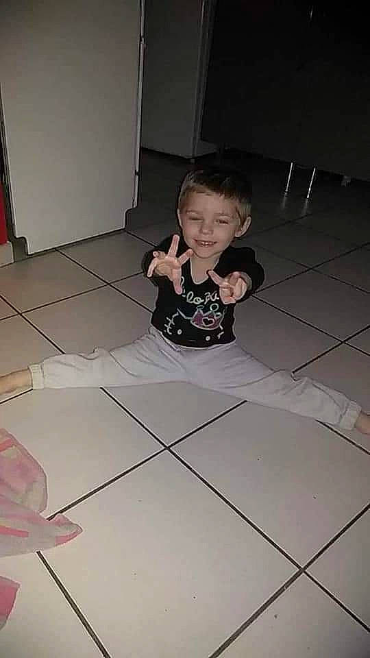 Louna a rejoint le concours — aidez-le/la à gagner de superbes lots ! child, floor, flooring, fun, joy, person, play, tile, toddler