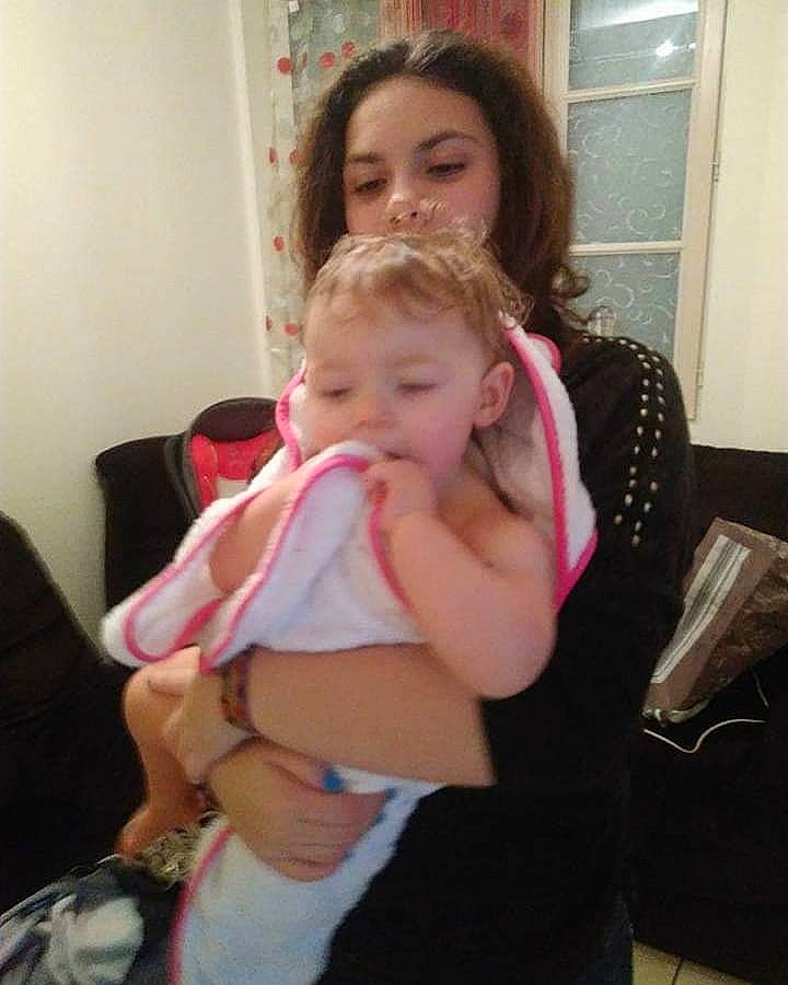 Louna participe au concours pour gagner de l'argent avec cette photo : abdomen, arm, baby, cheek, child, ear, finger, joint, leg, mouth, neck, person, shoulder, skin, thumb, toddler, trunk