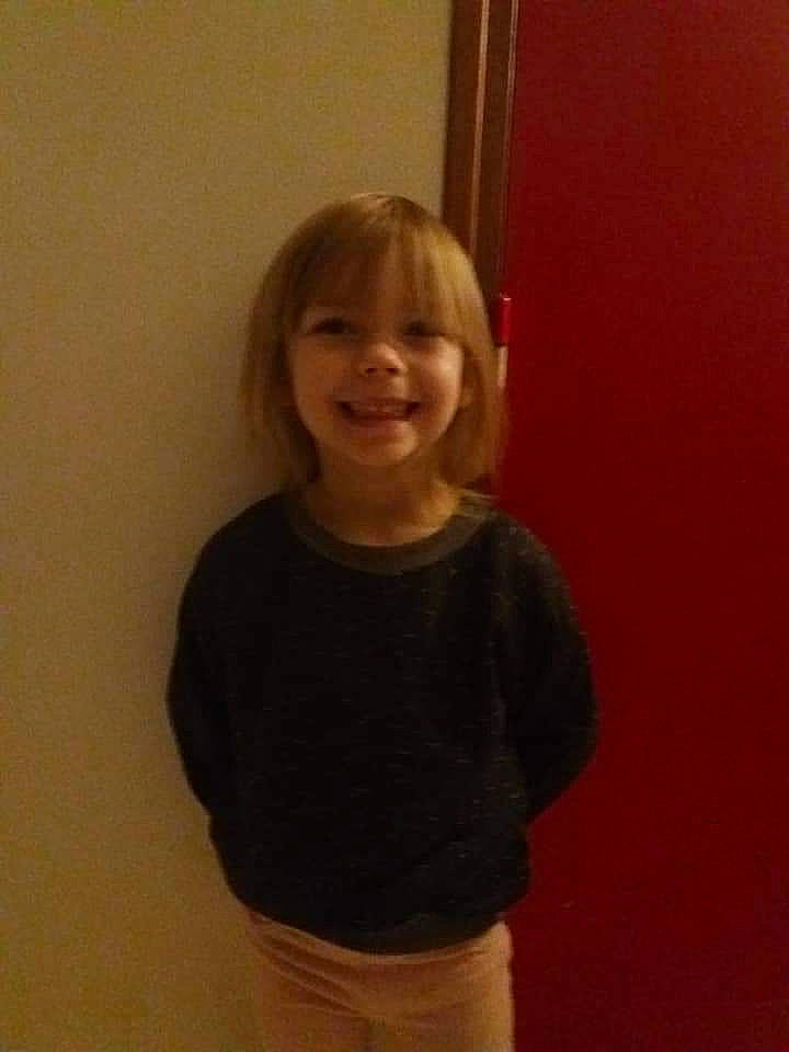 Louna a rejoint le concours — aidez-le/la à gagner de superbes lots ! arm, blond, hair, joint, joy, neck, person, portrait, shoulder, sleeve, smile, standing, top