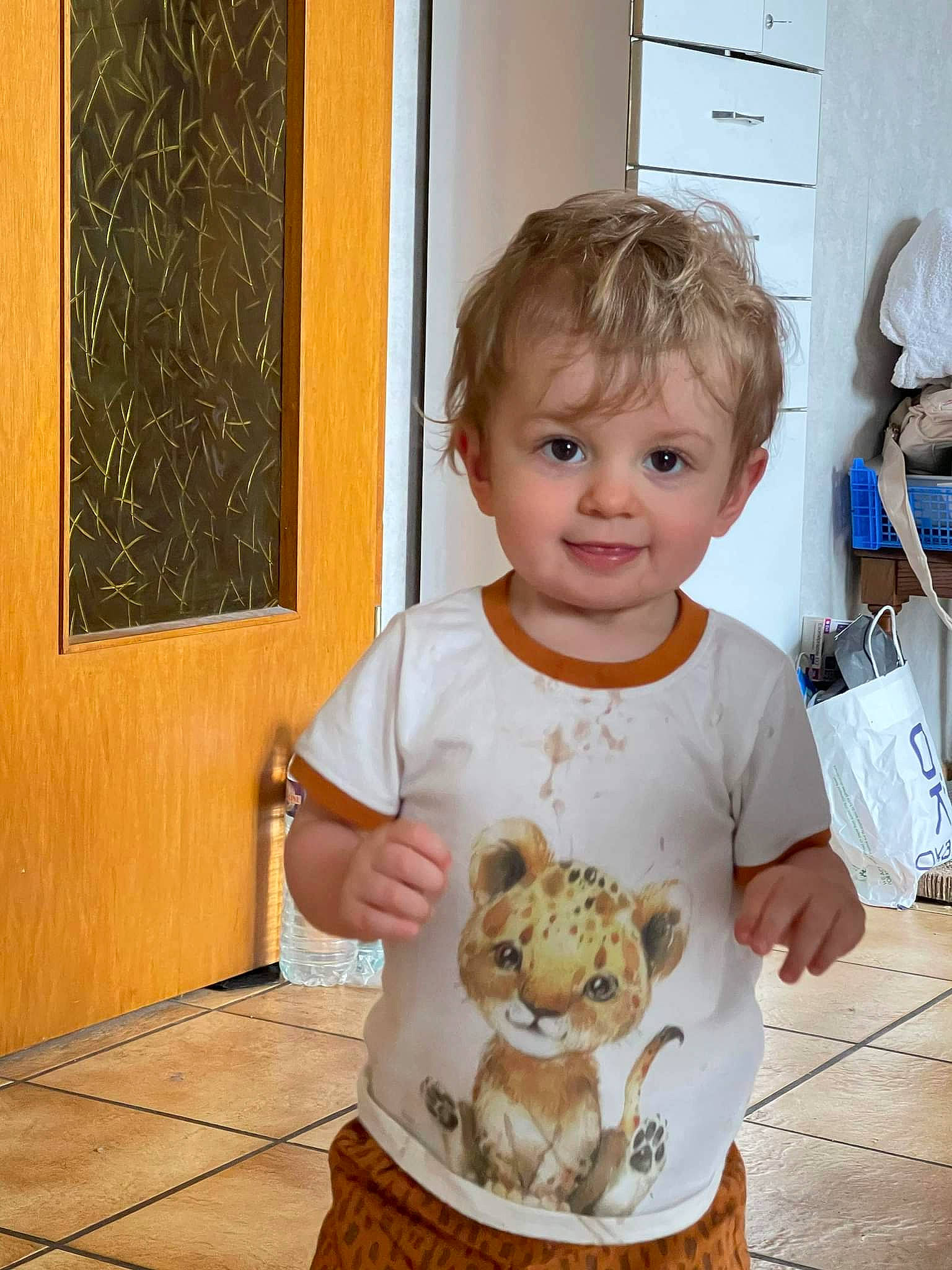 Mathieu participe au concours pour gagner de l'argent avec cette photo : baby, baby_toddler_clothing, child, companion_dog, fawn, flooring, fur, happy, joy, person, play, rabbit, room, sitting, smile, stuffed_toy, t_shirt, tableware, teddy_bear, toddler