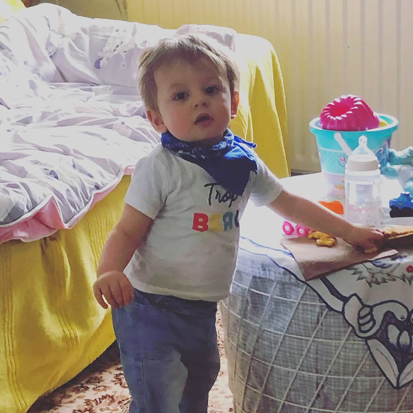 Mathieu participe au concours pour gagner de l'argent avec cette photo : baby, baby_products, baby_safety, baby_toddler_clothing, child, comfort, fun, happy, linens, pattern, person, plastic_bag, play, room, sitting, sleeve, t_shirt, textile, toddler, vacation