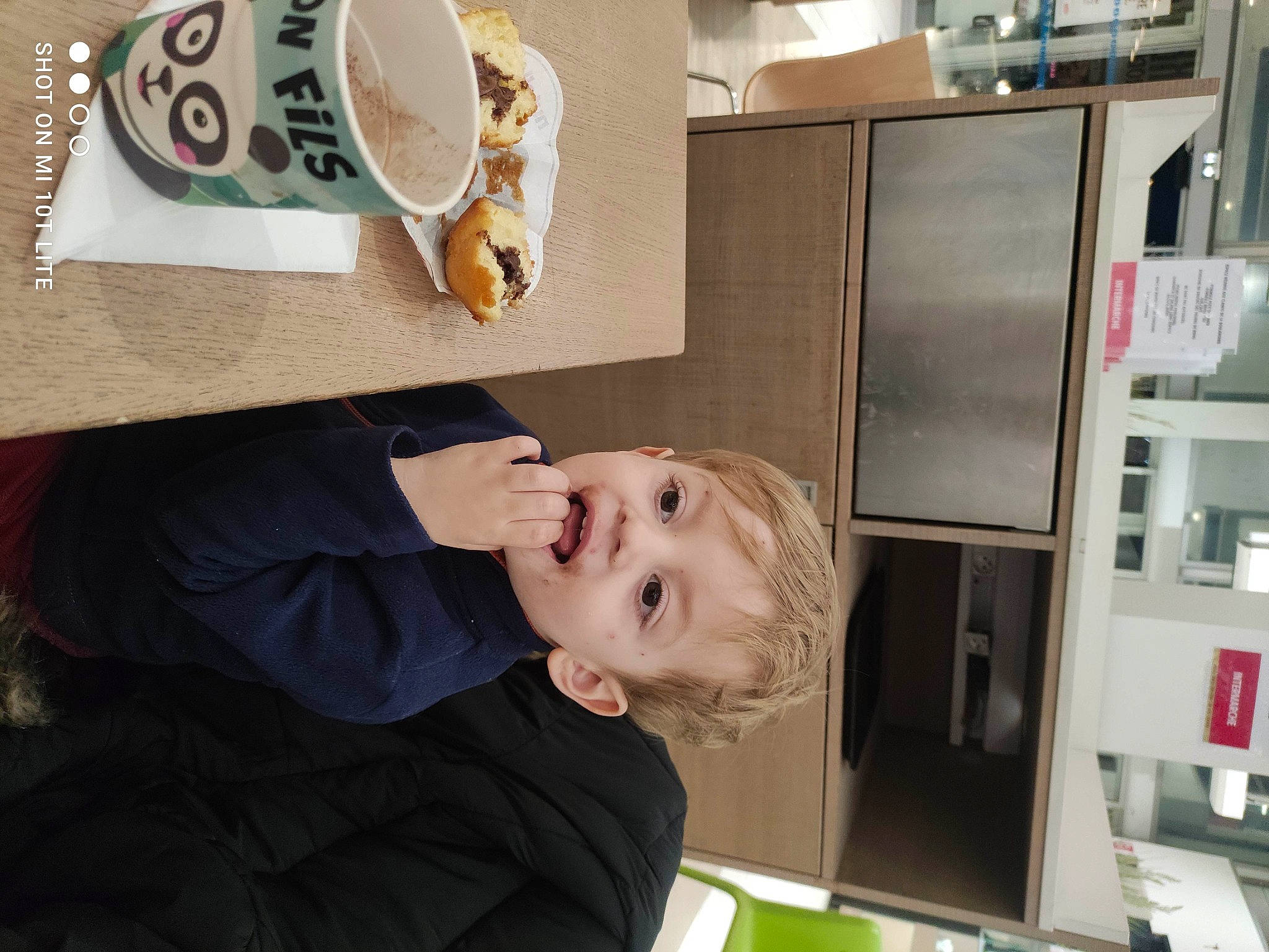 Mathieu a rejoint le concours — aidez-le/la à gagner de superbes lots ! cake, coffee, comfort_food, cuisine, cup, dessert, eyewear, finger_food, food, hat, ingredient, machine, person, plate, platter, refrigerator, room, smile, sun_hat, tableware