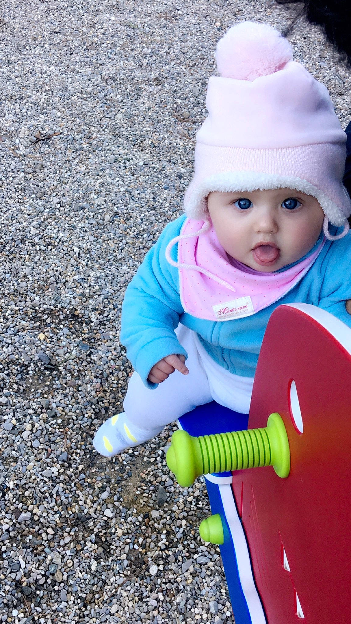 Candice participe au concours pour gagner de l'argent avec cette photo : baby, child, fun, headgear, headwear, outdoor_play_equipment, person, pink, play, playground, public_space, recreation, skin, smile, toddler, vacation, winter