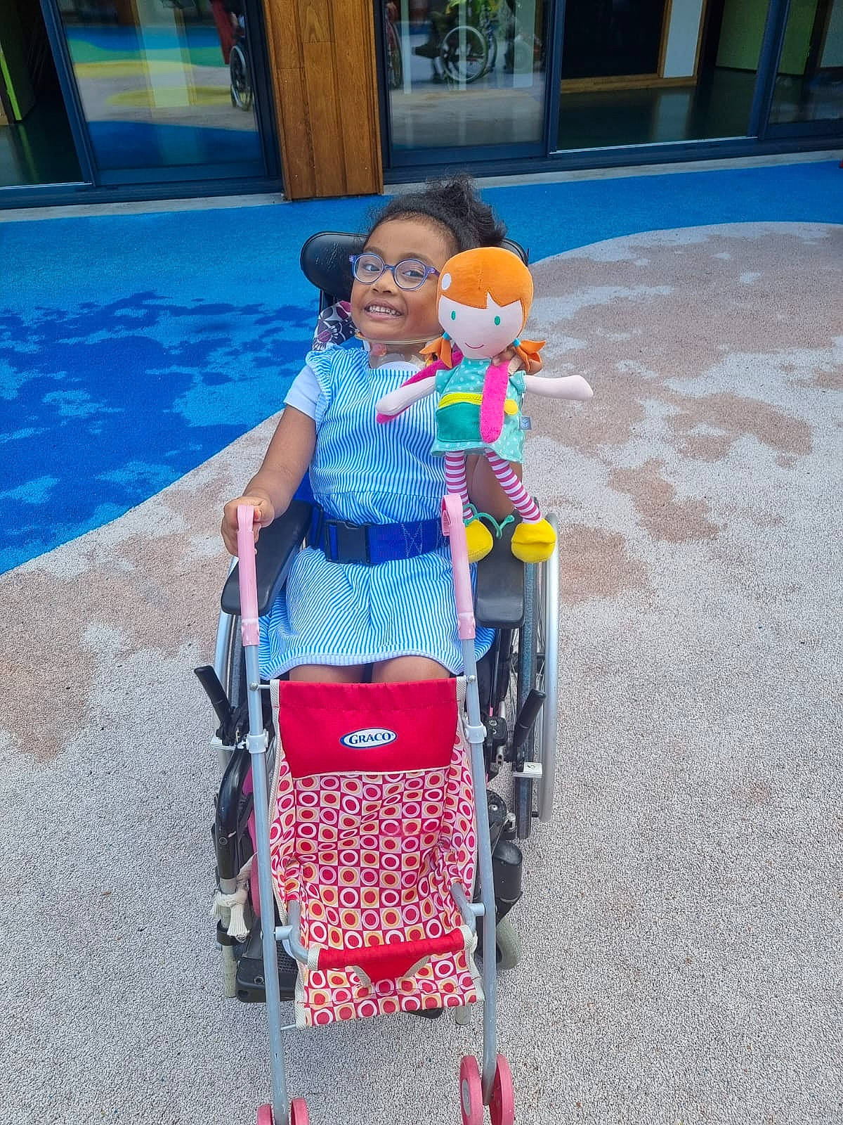 Kanto a rejoint le concours — aidez-le/la à gagner de superbes lots ! baby_products, blue, child, comfort, electric_blue, fun, lap, leisure, person, photograph, recreation, sitting, smile, swimming_pool, tire, toddler, travel, water, wheel, wheelchair