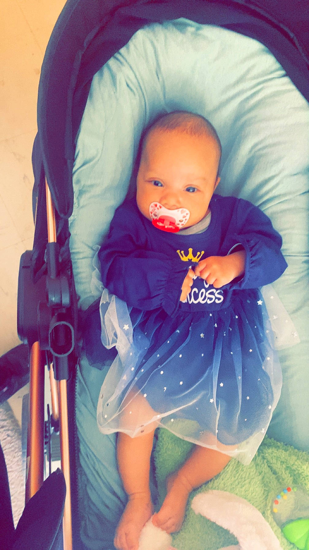 Julia a rejoint le concours — aidez-le/la à gagner de superbes lots ! arm, azure, baby, baby_toddler_clothing, cheek, comfort, cool, eye, finger, happy, human_body, iris, mouth, orange, person, pink, product, purple, skin, sleeve