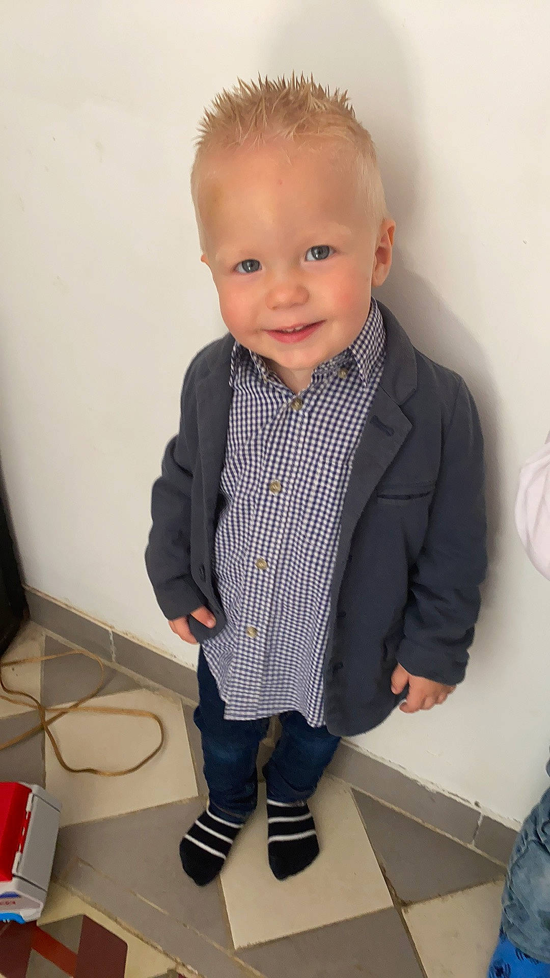Ethan a rejoint le concours — aidez-le/la à gagner de superbes lots ! baby, baby_toddler_clothing, blazer, cheek, collar, dress_shirt, eye, flooring, formal_wear, human_body, iris, joy, neck, person, sleeve, smile, standing, suit, t_shirt, tie