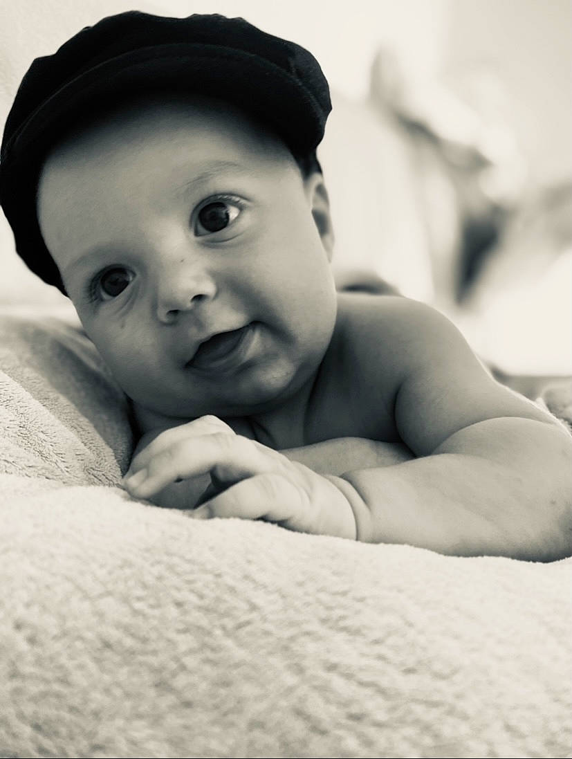 Thyméo a rejoint le concours — aidez-le/la à gagner de superbes lots ! baby, cap, cheek, child, close_up, cloud, comfort, eyebrow, face, flash_photography, fun, happy, iris, lip, monochrome, monochrome_photography, nose, person, sitting, skin