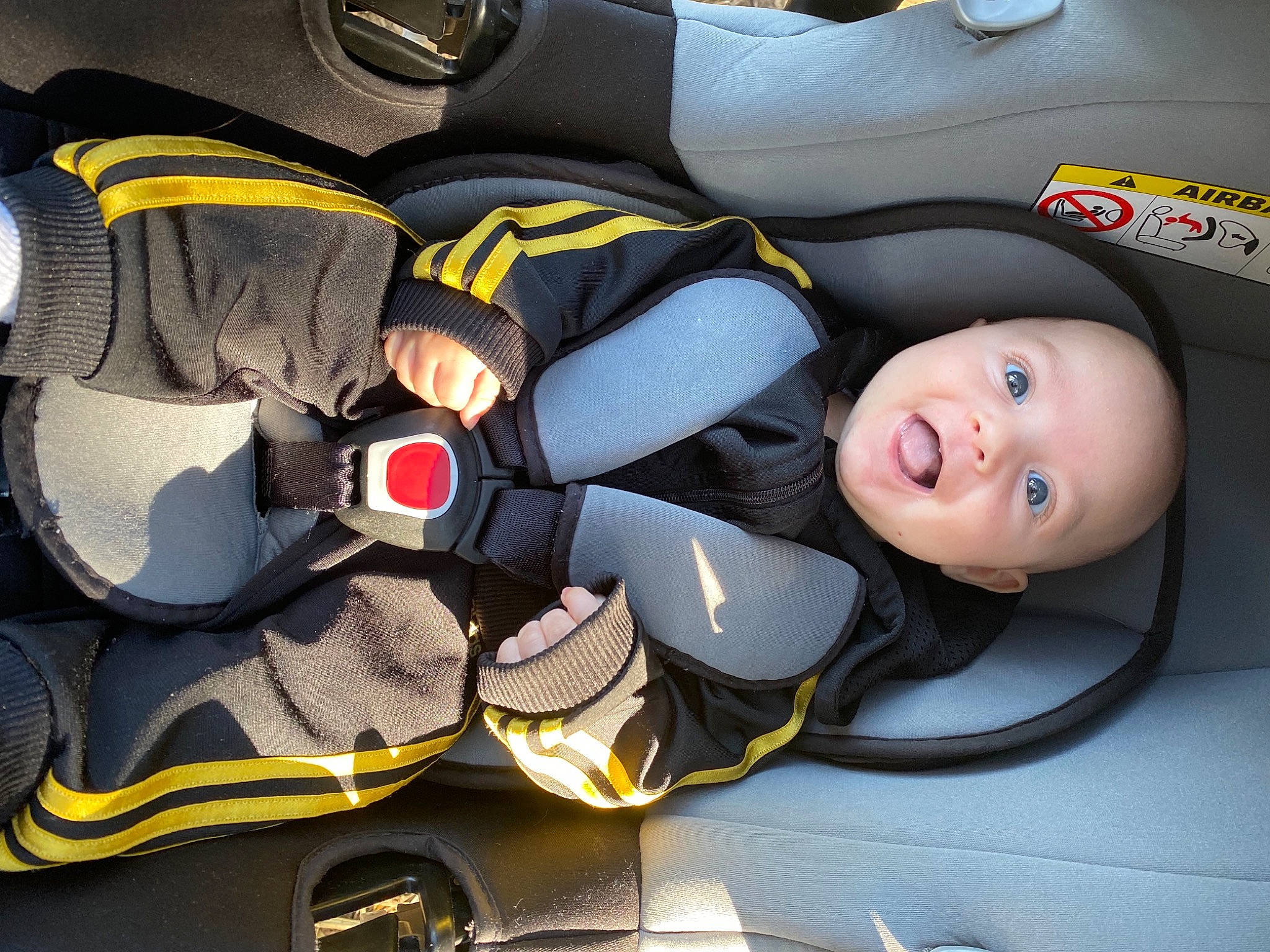 Thyméo a rejoint le concours — aidez-le/la à gagner de superbes lots ! automotive_design, automotive_exterior, automotive_tire, automotive_wheel_system, car, car_seat, car_seat_cover, light, motor_vehicle, person, rim, seat_belt, smile, steering_part, steering_wheel, trunk, vehicle, vehicle_door, white, window