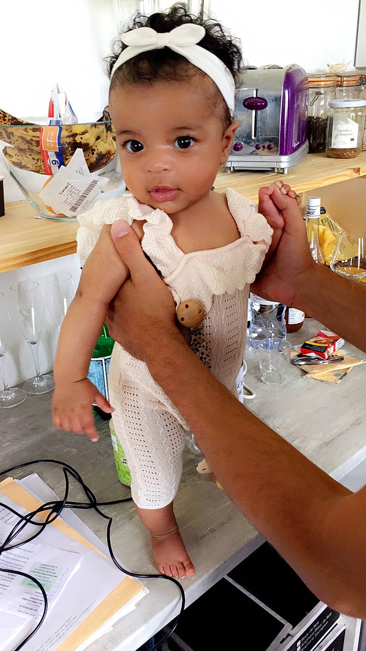 Charlie a rejoint le concours — aidez-le/la à gagner de superbes lots ! baby, baby_toddler_clothing, child, eyelash, eyewear, fashion_accessory, fashion_design, finger, fun, happy, human_leg, jewellery, nail, neck, person, plastic_bottle, skin, table, thigh, toddler