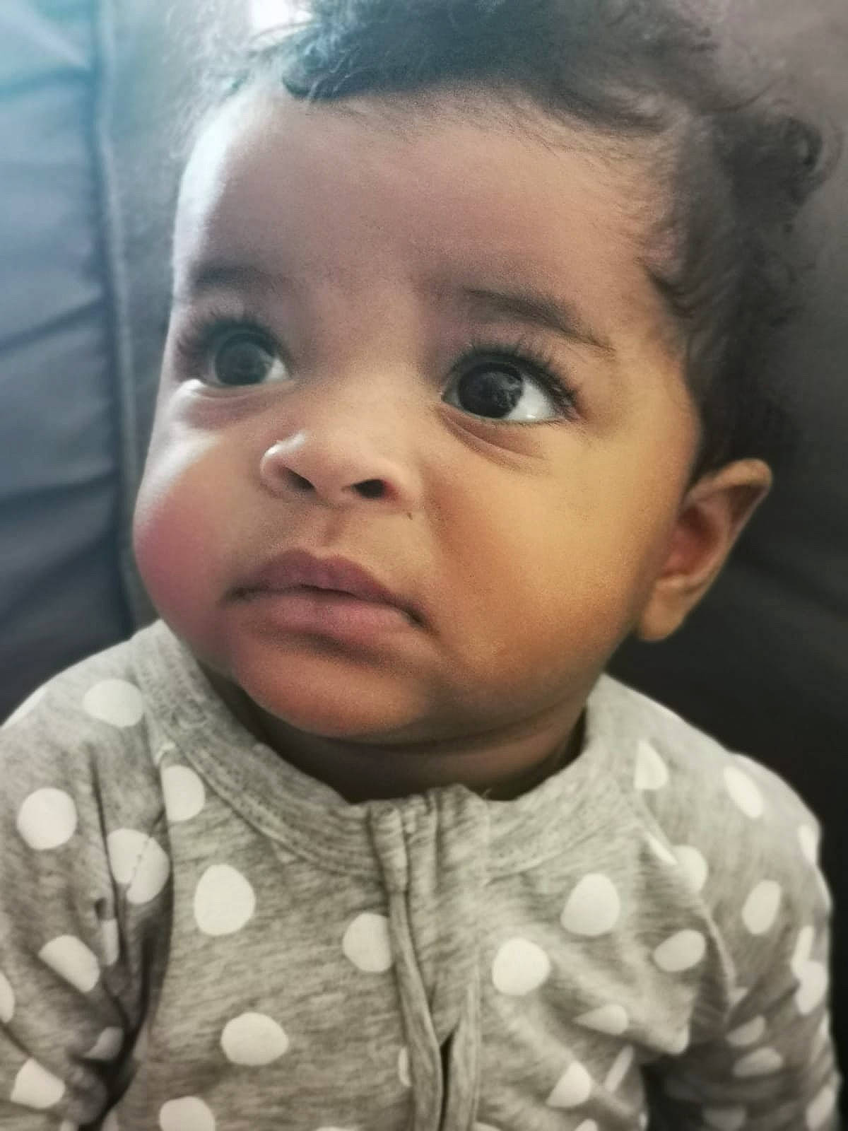 Charlie participe au concours pour gagner de l'argent avec cette photo : cheek, chin, ear, eyebrow, eyelash, face, facial_expression, forehead, iris, jaw, lip, mammal, mouth, nose, organ, person, skin, sleeve, smile, vertebrate