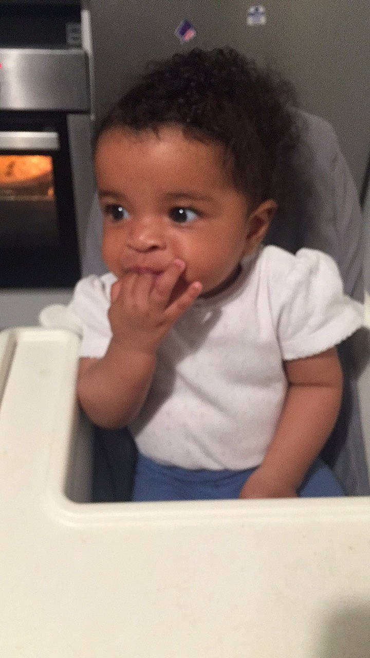 Charlie participe au concours pour gagner de l'argent avec cette photo : baby, baby_toddler_clothing, cheek, child, eyelash, finger, fun, gesture, hairstyle, happy, home_appliance, nose, person, room, sitting, t_shirt, thumb, toddler