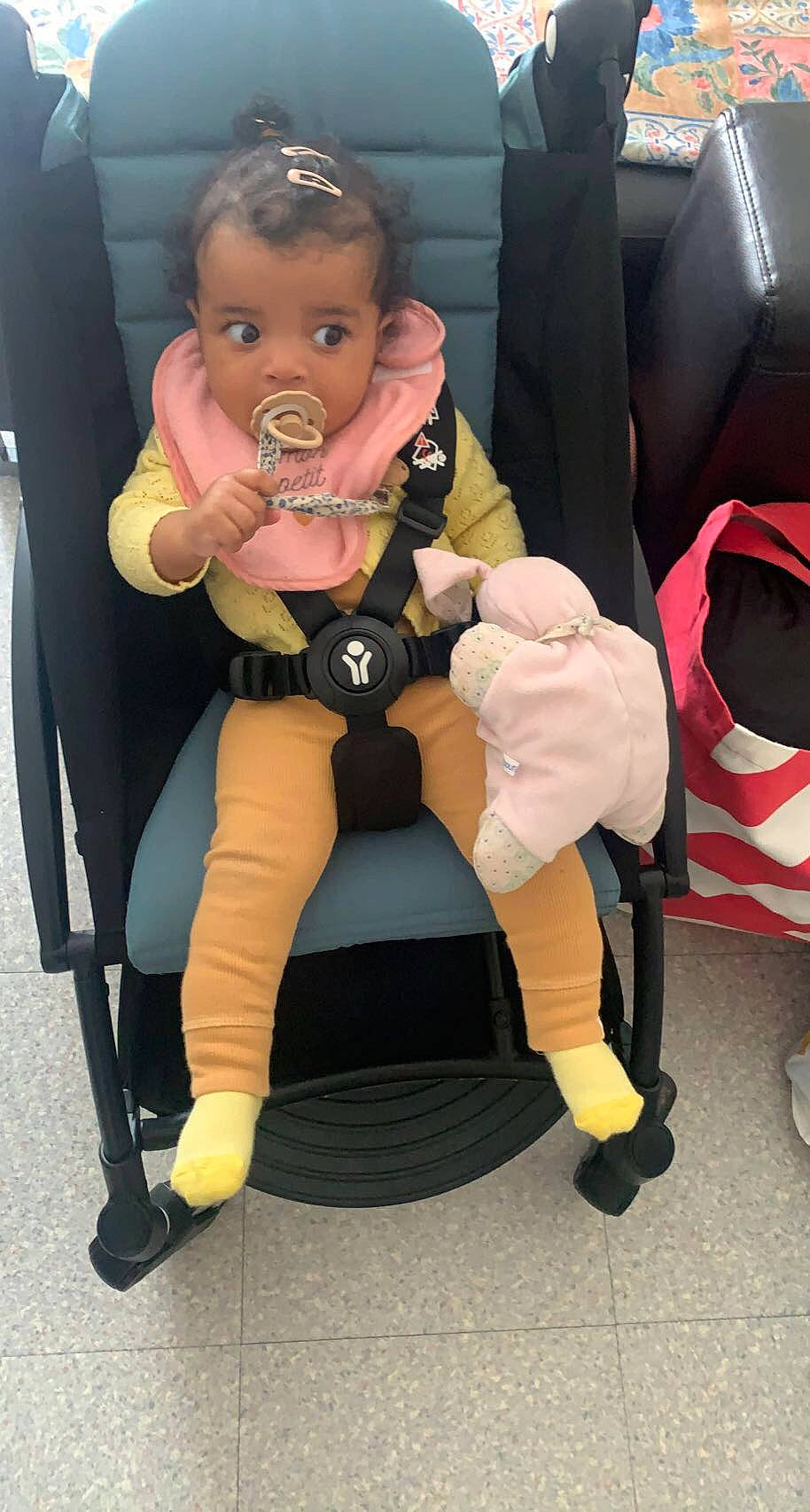 Charlie participe au concours pour gagner de l'argent avec cette photo : baby, baby_toddler_clothing, blond, car_seat, chair, child, comfort, fashion_accessory, head, human_leg, knee, lap, leg, person, personal_protective_equipment, shoe, sitting, skin, sneakers, thigh