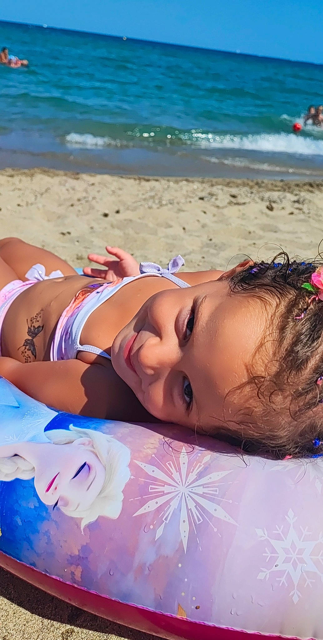 Mayssa a rejoint le concours — aidez-le/la à gagner de superbes lots ! beach, black_hair, blue, body_of_water, fun, happy, human_body, joy, leisure, light, morning, organ, people_on_beach, person, photograph, sky, summer, sunlight, swimsuit_top, swimwear