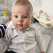 Loën participe au concours pour gagner de l'argent avec cette photo : baby, bedding, blanket, blue_eyes, button_shirt, changing_pad, child, cute, expression, face, hand, indoor, infant, lotion_bottle, polka_dot, portrait, rabbit_print, skin, sleeves, white_shirt