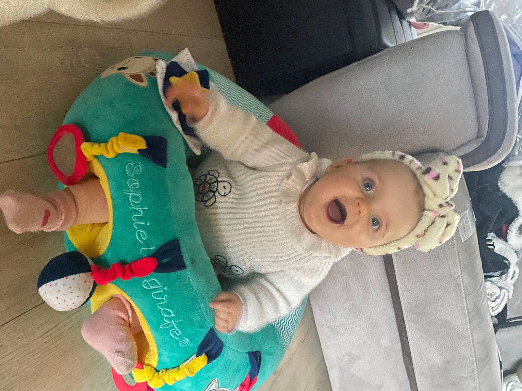 Emilie participe au concours pour gagner de l'argent avec cette photo : automotive_exterior, baby, baby_products, baby_toddler_clothing, baby_toys, car_seat, car_seat_cover, child, comfort, family_car, fun, mammal, motor_vehicle, person, product, stuffed_toy, textile, toddler, toy, vehicle