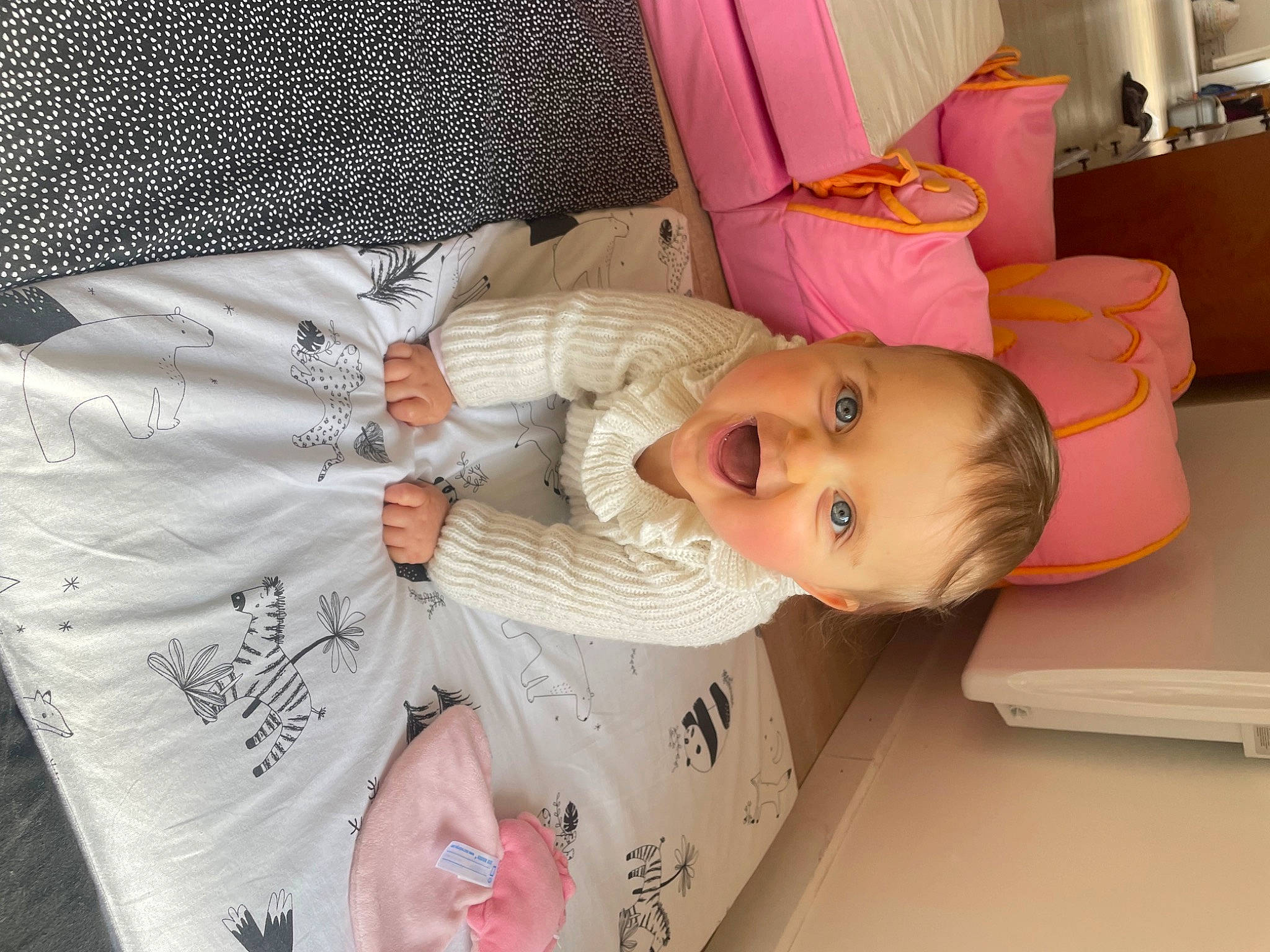 Emilie participe au concours pour gagner de l'argent avec cette photo : baby, baby_products, baby_safety, baby_toddler_clothing, cheek, child, comfort, flooring, head, infant_bed, linens, pattern, person, pink, product, skin, sleeve, smile, textile, toddler