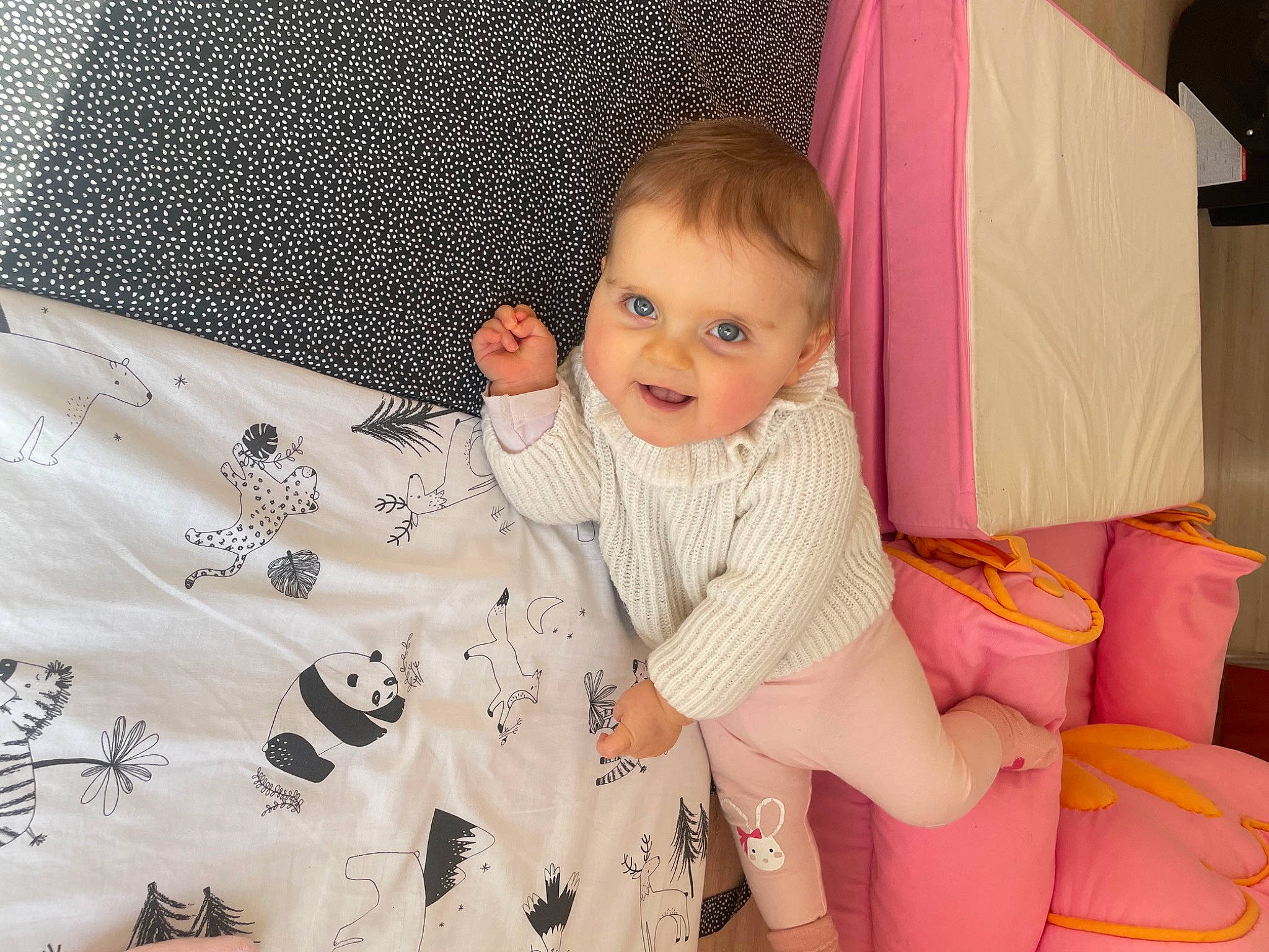 Emilie a rejoint le concours — aidez-le/la à gagner de superbes lots ! baby, baby_toddler_clothing, beauty, child, comfort, flooring, head, human_leg, joy, lap, linens, outerwear, pattern, person, pink, product, room, sleeve, smile, textile
