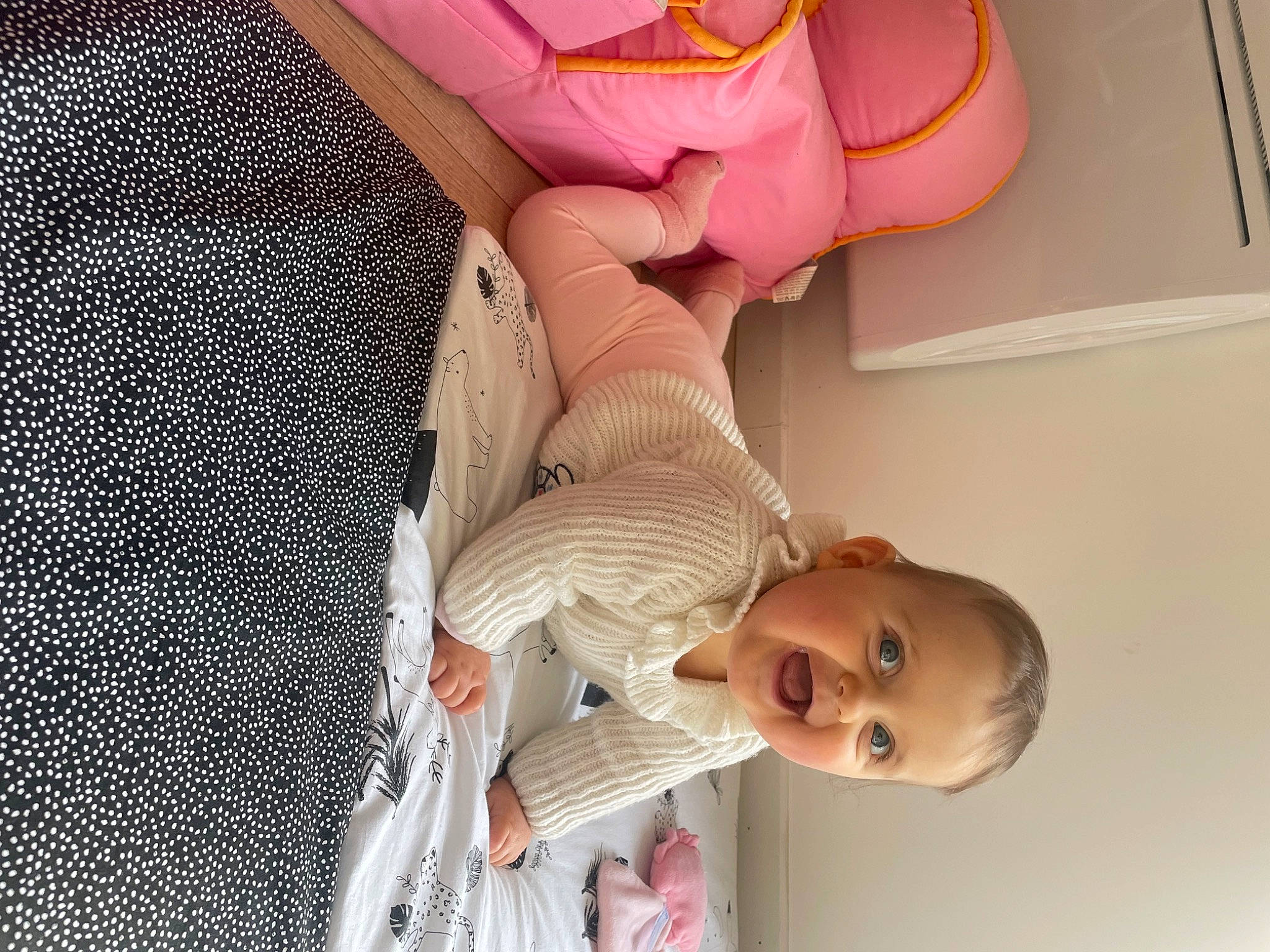 Emilie participe au concours pour gagner de l'argent avec cette photo : baby, baby_products, child, comfort, finger, gesture, hand, happy, human_leg, infant_bed, joy, linens, mouth, organ, person, room, skin, smile, textile, thumb