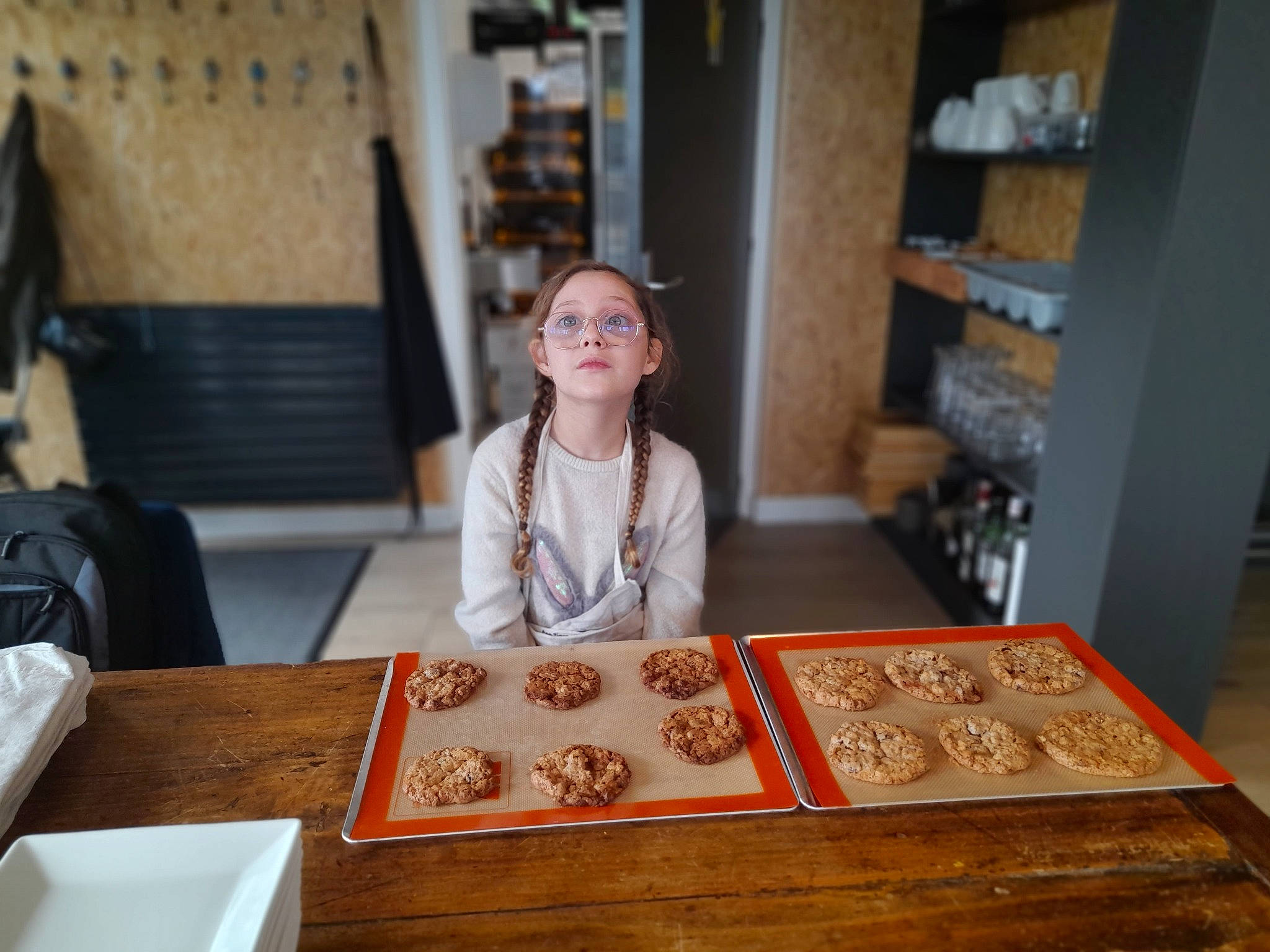 Djina a rejoint le concours — aidez-le/la à gagner de superbes lots ! bookcase, comfort_food, desk, event, eyewear, flooring, hardwood, indoor_games_and_sports, ingredient, luggage_and_bags, person, plate, recreation, room, shelf, shelving, table, tableware, varnish, wood